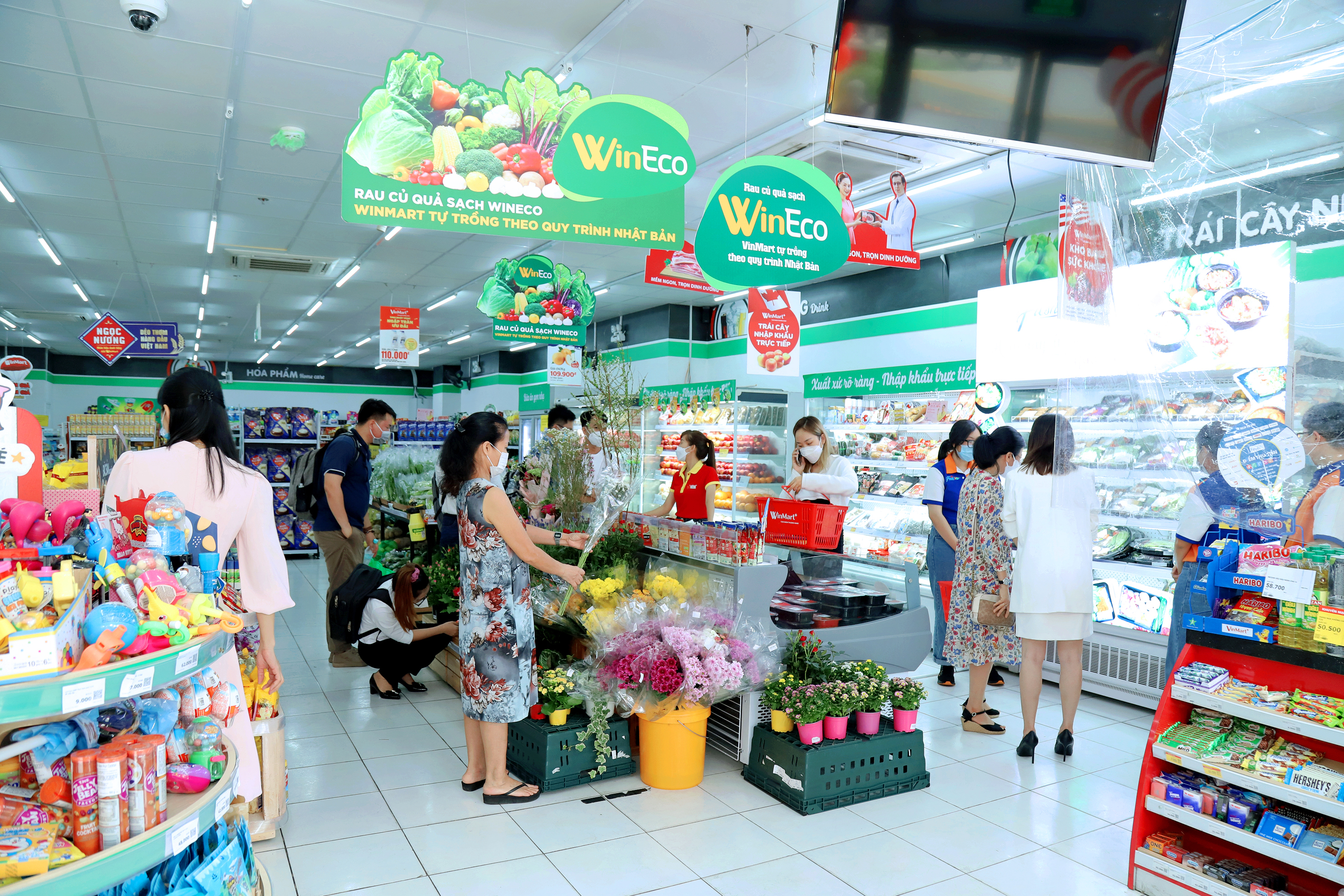Hơn 100 siêu thị và cửa hàng WinMart_WinMart  được mở mới trong tháng 4.