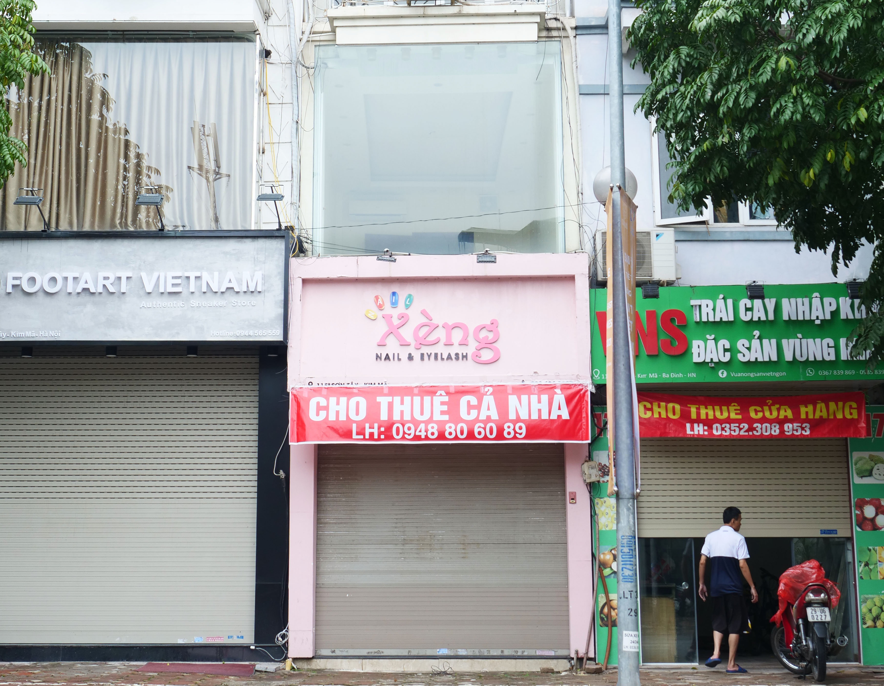 Tại phố Sơn Tây, Hà Nội tình trạng cửa hàng chờ khách cũng xuất hiện khá nhiều. Mặc dù khá sốt ruột nhưng không ít chủ nhà cũng không muốn giảm giá cho thuê hơn nữa. 


Tình trạng 'xôi đỗ