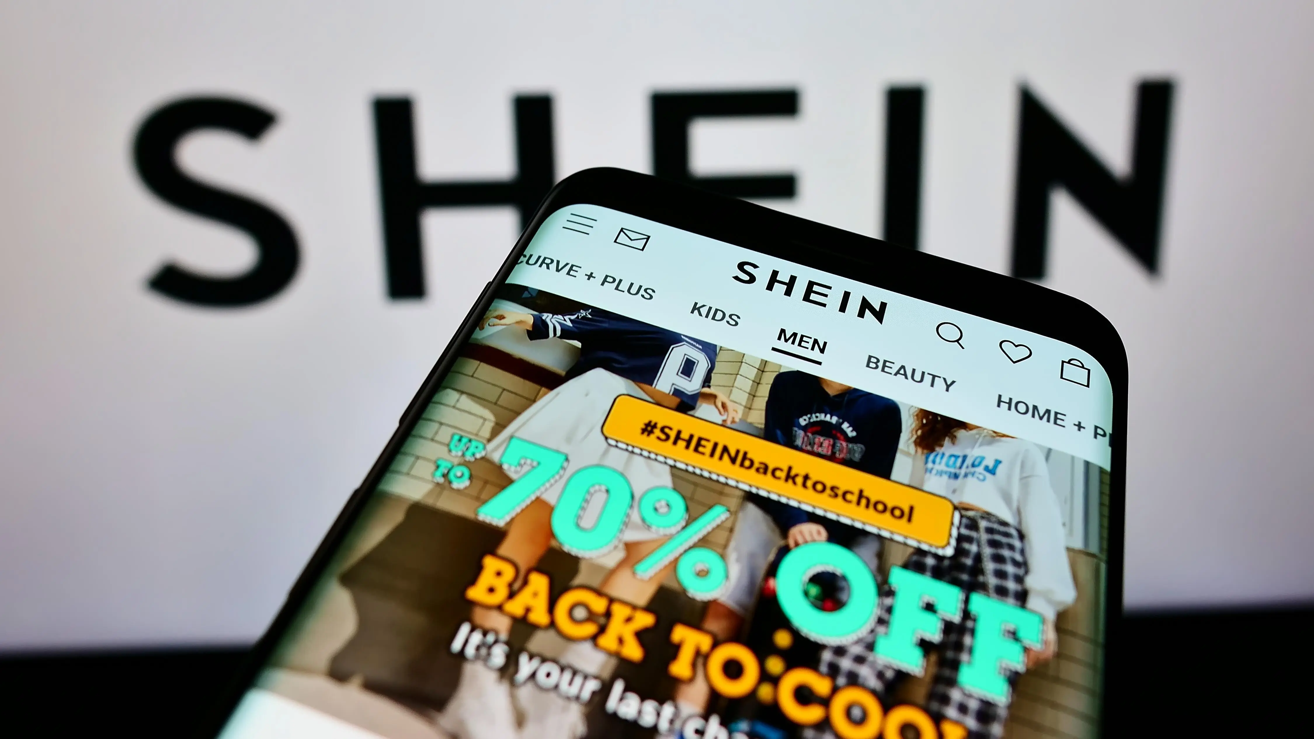 Shein đã thắng thế trong nhóm người tiêu dùng Gen Z tại hơn 100 quốc gia bằng cách tận dụng thế mạnh của thương mại điện tử qua điện thoại.
