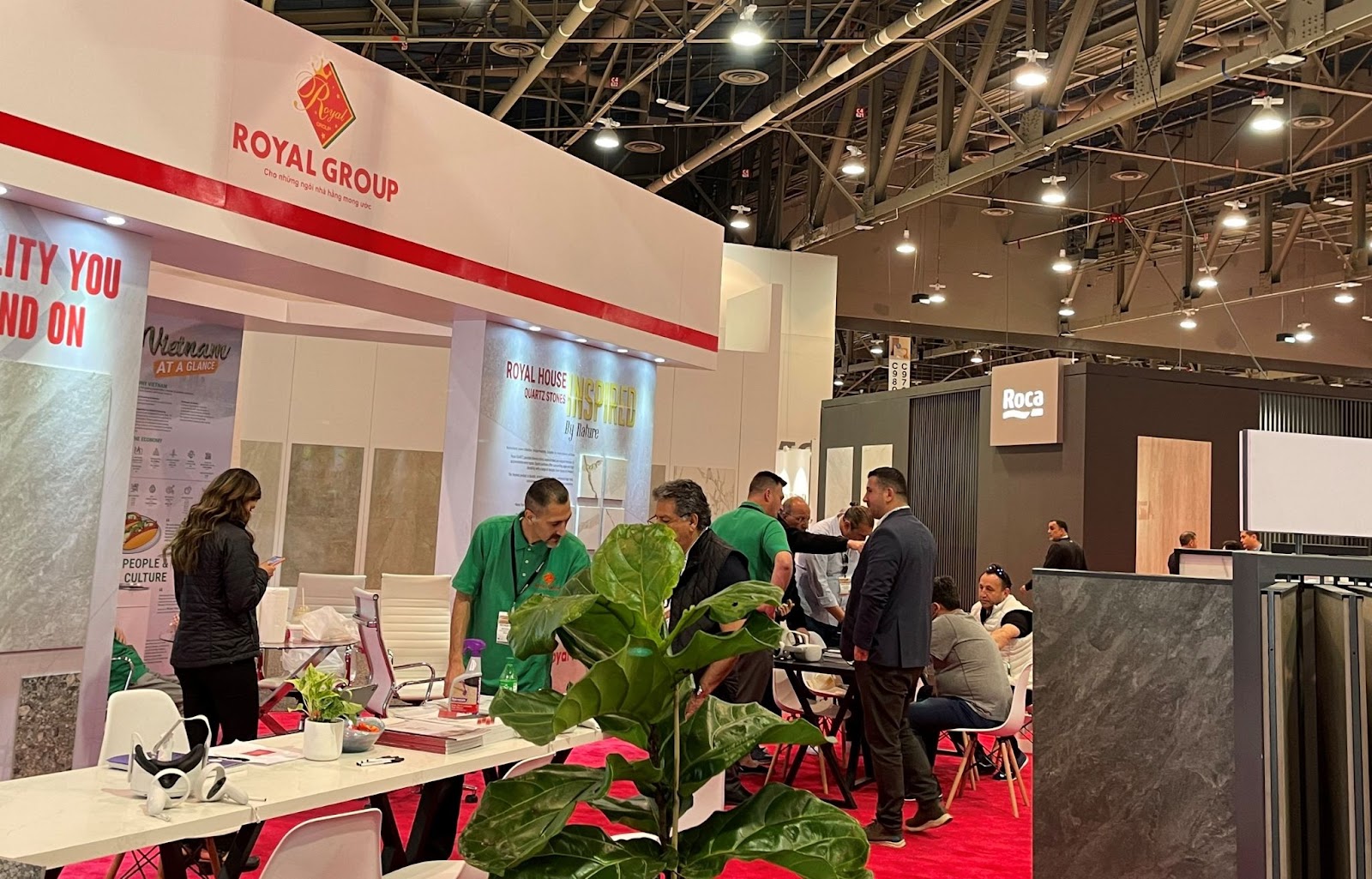 Tập đoàn Hoàng Gia tiếp đón khách hàng với nhiều năm kinh nghiệm tại các kỳ hội chợ trước.
