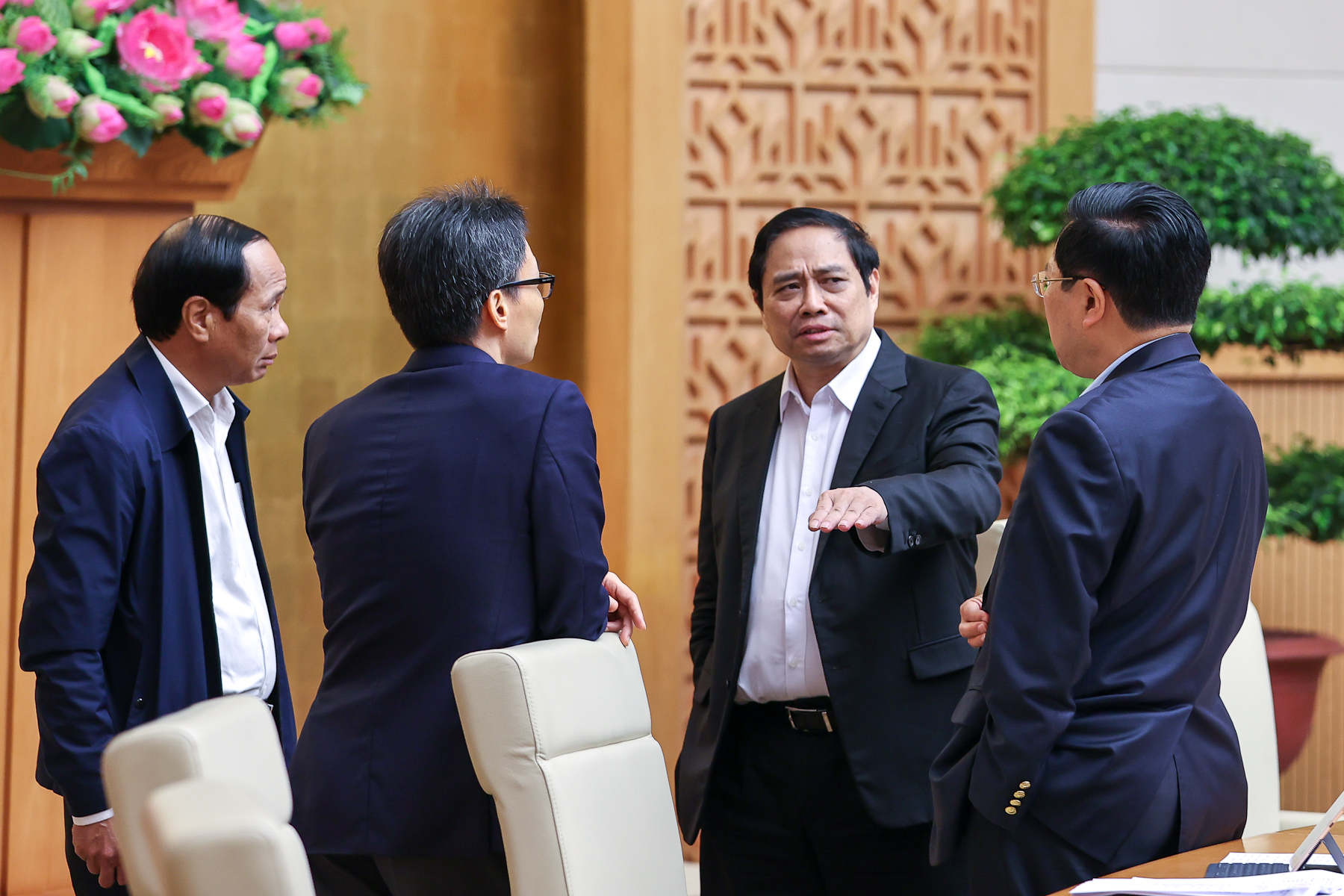 Thủ tướng trao đổi với các Phó Thủ tướng - Ảnh: VGP