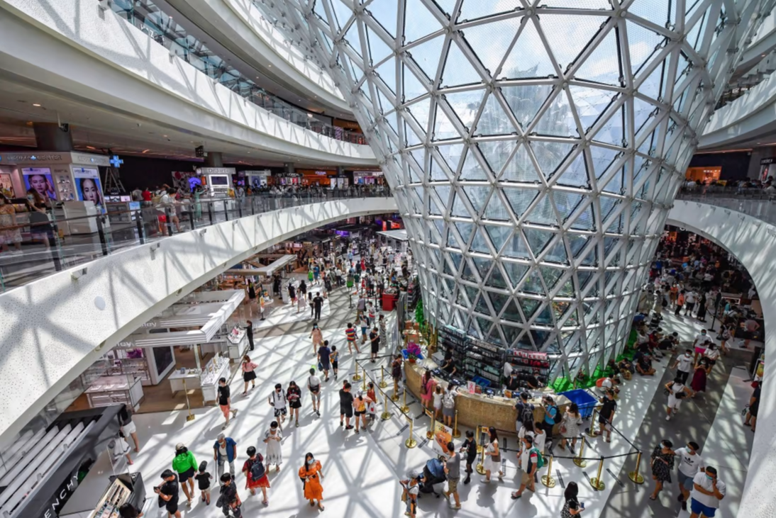 Kh&aacute;ch du lịch nội địa đổ về mua sắm tại th&agrave;nh phố miễn thuế Tam &Aacute;.