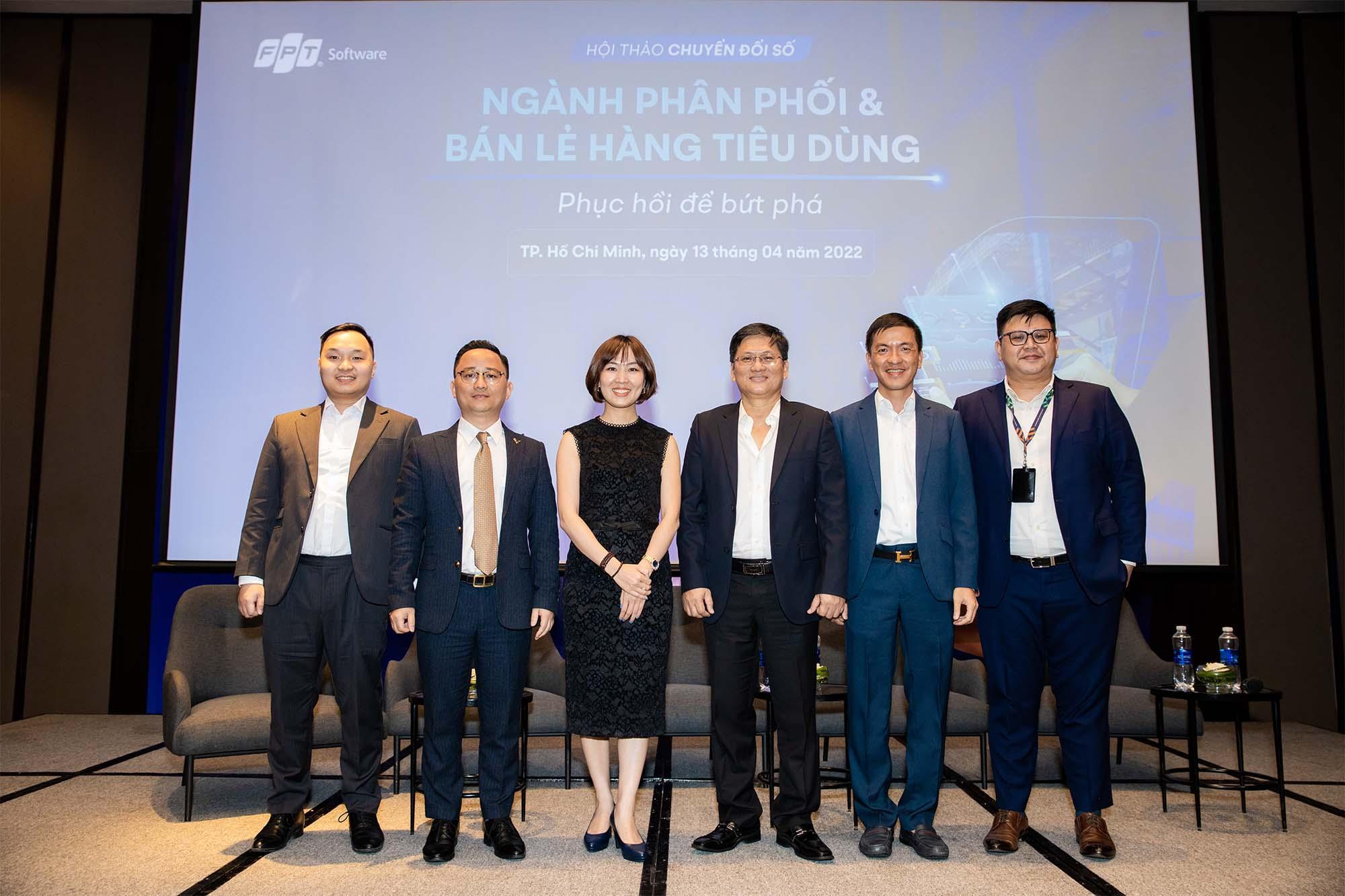 Các khách mời tham dự chương trình (từ trái qua): ông Vũ Duy Thành, ông Bùi Thế Anh, bà Nguyễn Thị Thùy Dương, ông Nguyễn Bảo Tri, ông Nguyễn Gia Anh Vũ và ông Đỗ Quốc Chung.