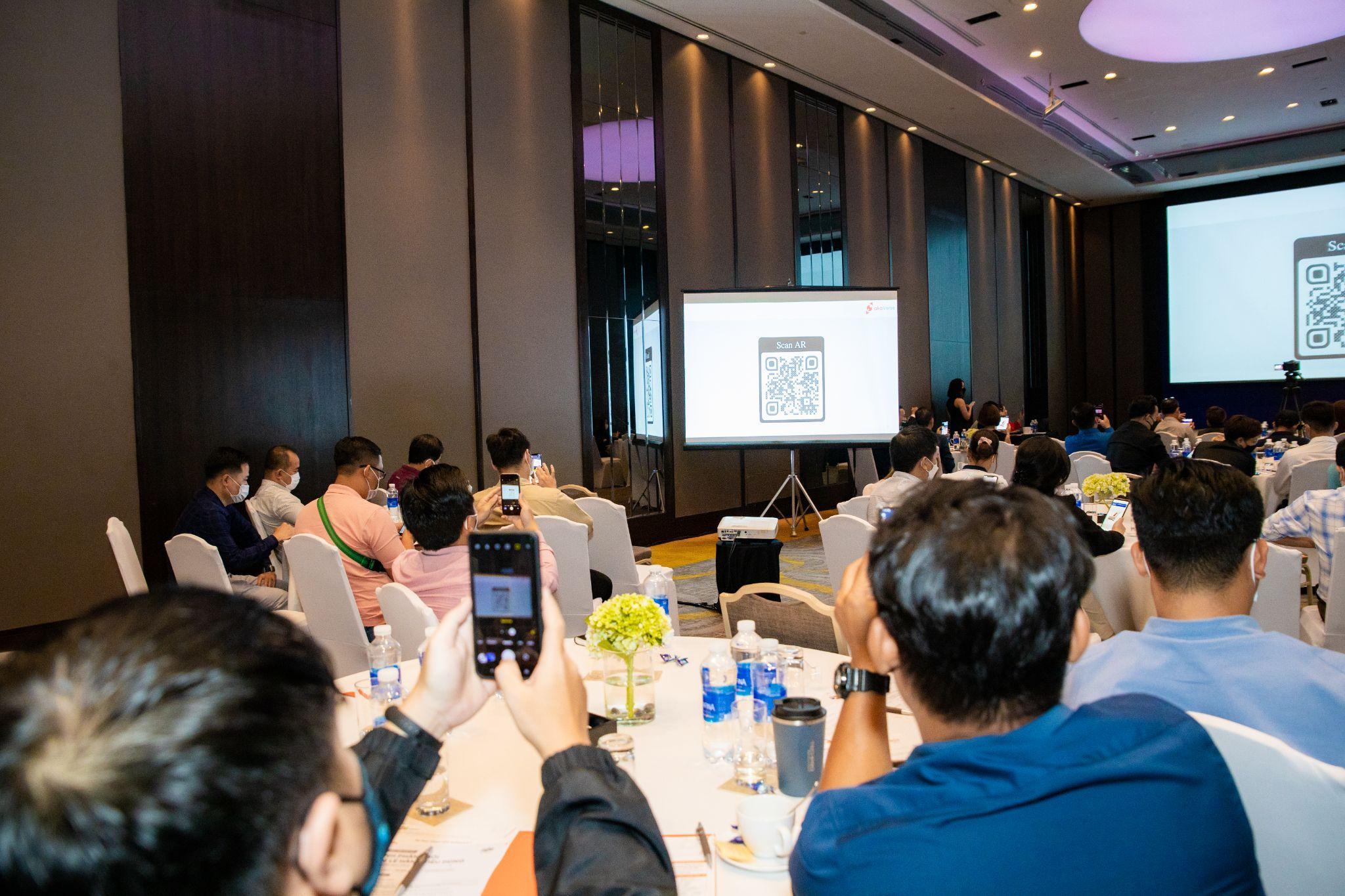 Người tham dự tham gia c&aacute;c hoạt động của hội thảo.