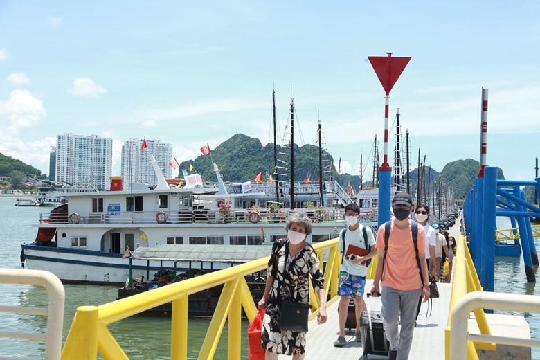 Khách du lịch tới Quảng Ninh tăng kỷ lục.