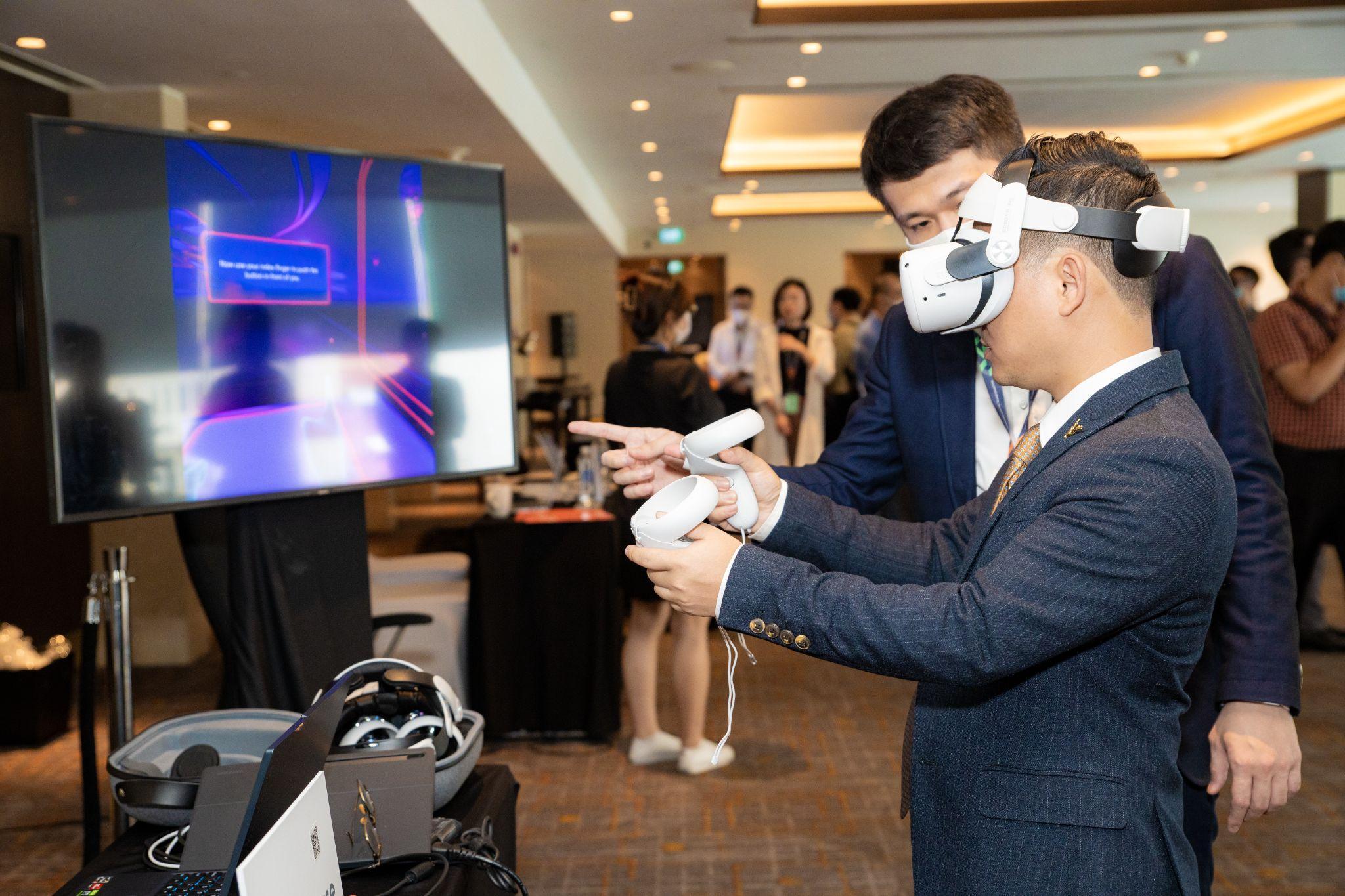 Khách tham dự thử nghiệm nền tảng thực tế ảo do FPT Software xây dựng.