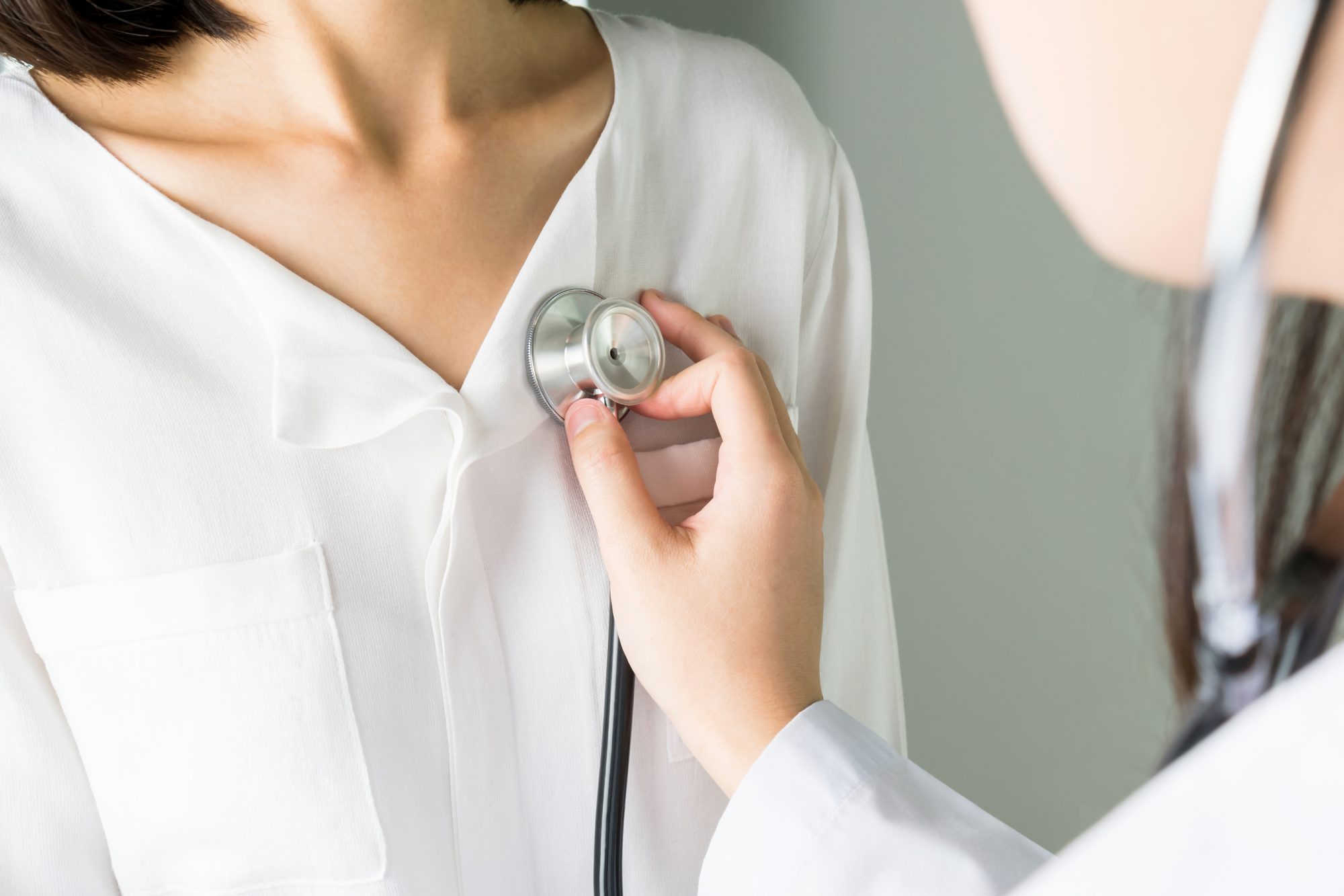 Sự xuất hiện của virus “lạ” trong cơ thể kích thích các phản ứng miễn dịch tạo ra các báo động giả, làm tăng huyết áp, tăng nhịp tim.