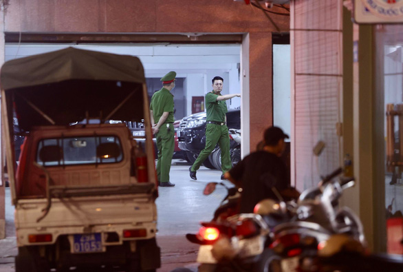 Cơ quan điều tra thực hiện khám xét trụ sở Trí Việt tối 20/4 - Ảnh: Tuổi trẻ.