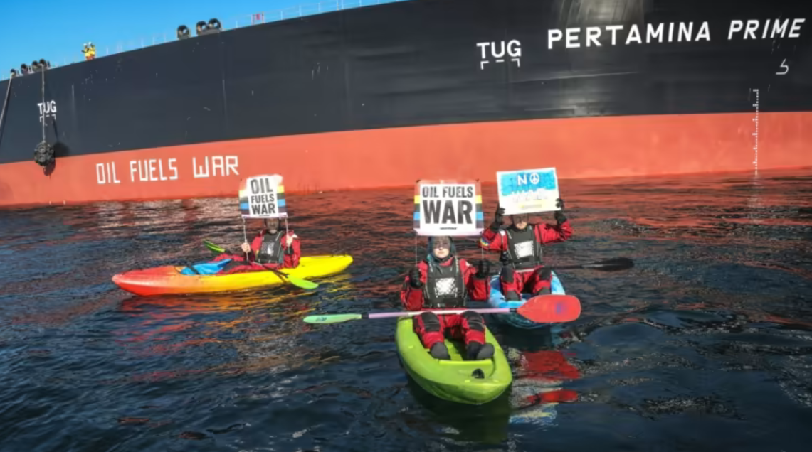 Các nhà hoạt động của Greenpeace phản đối việc chuyển tài dầu của Nga sang tàu Pertamina Prime của Indonesia - Ảnh: Greenpeace)