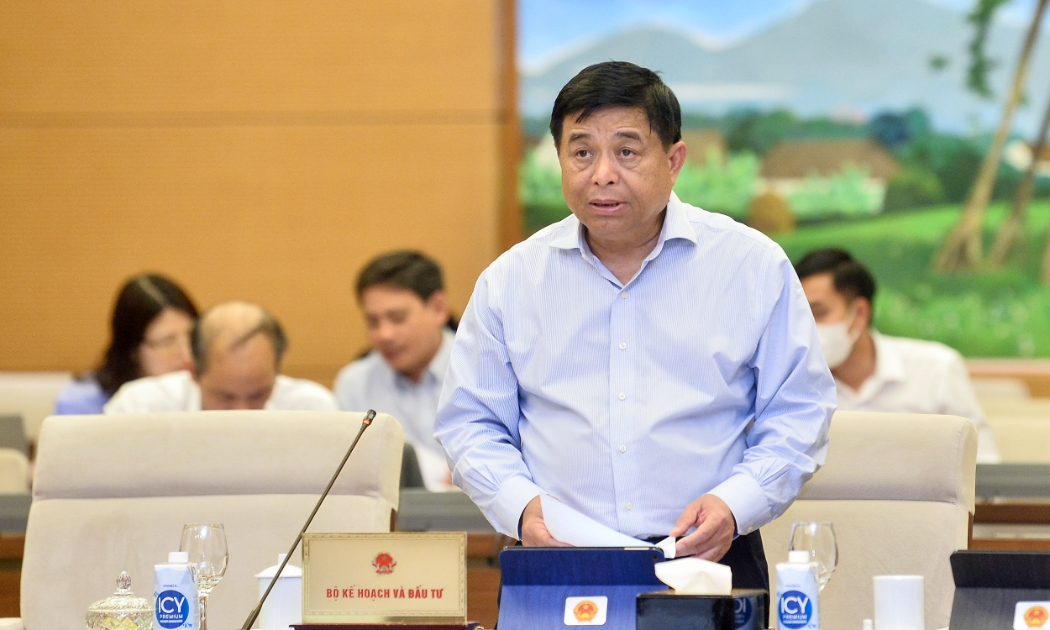 Bộ trưởng Kế hoạch và Đầu tư Nguyễn Chí Dũng trình bày Tờ trình tại phiên họp - Ảnh: Quochoi.vn