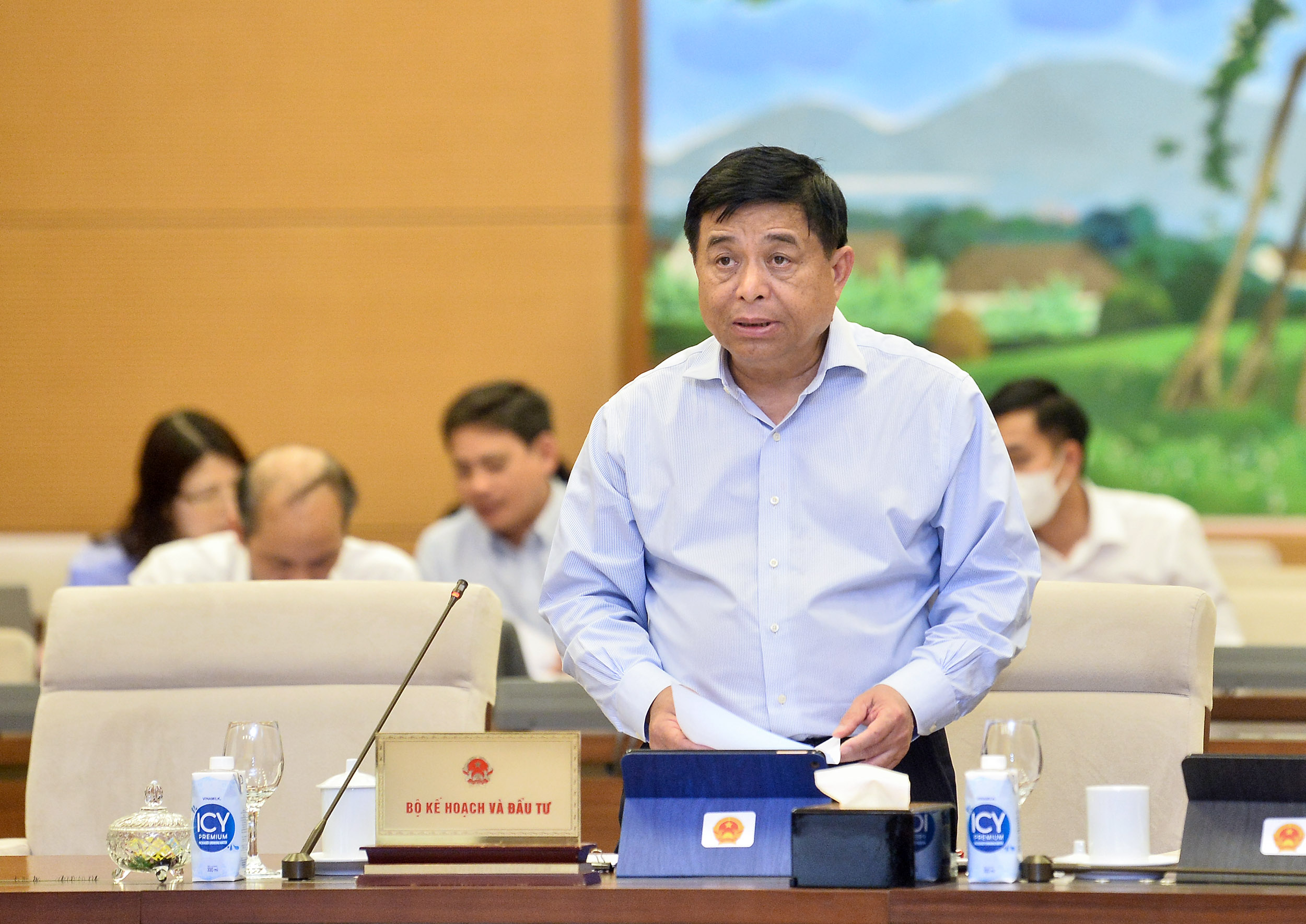  Bộ trưởng Kế hoạch và Đầu tư Nguyễn Chí Dũng trình bày Tờ trình tại phiên họp - Ảnh: Quochoi.vn