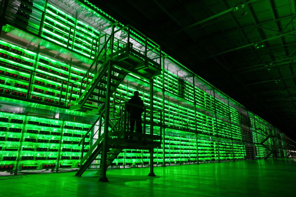 Nhân viên bảo vệ có vũ trang tuần tra tại một cơ sở khai thác của BitRiver ở Bratsk, Nga - Ảnh: Bloomberg