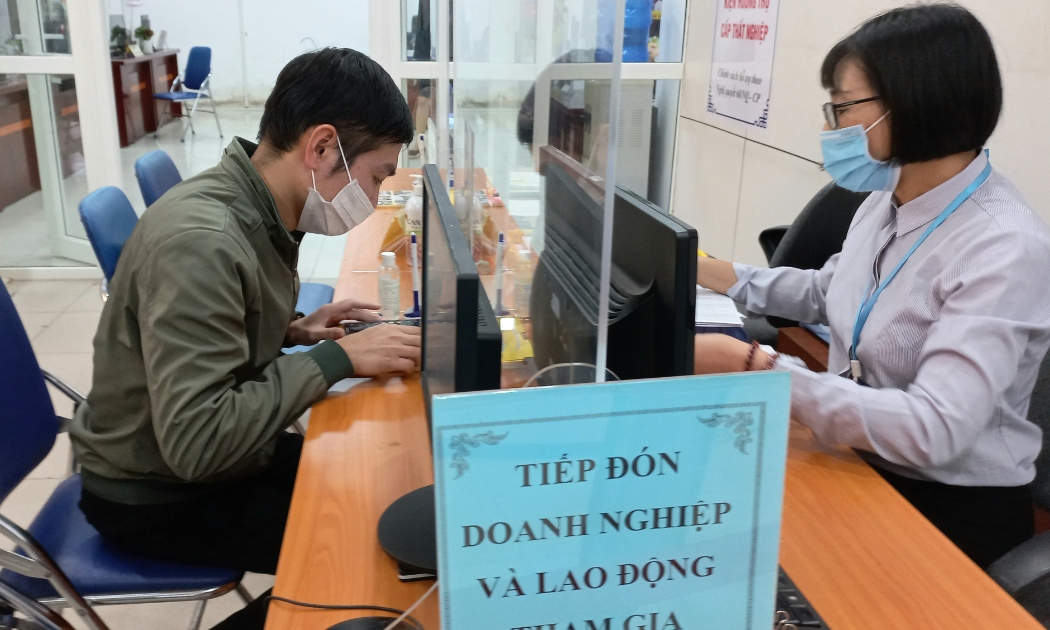Người lao động đăng ký thông tin tìm việc tại Trung tâm Dịch vụ việc làm Hà Nội. Ảnh - Nhật Dương. 
