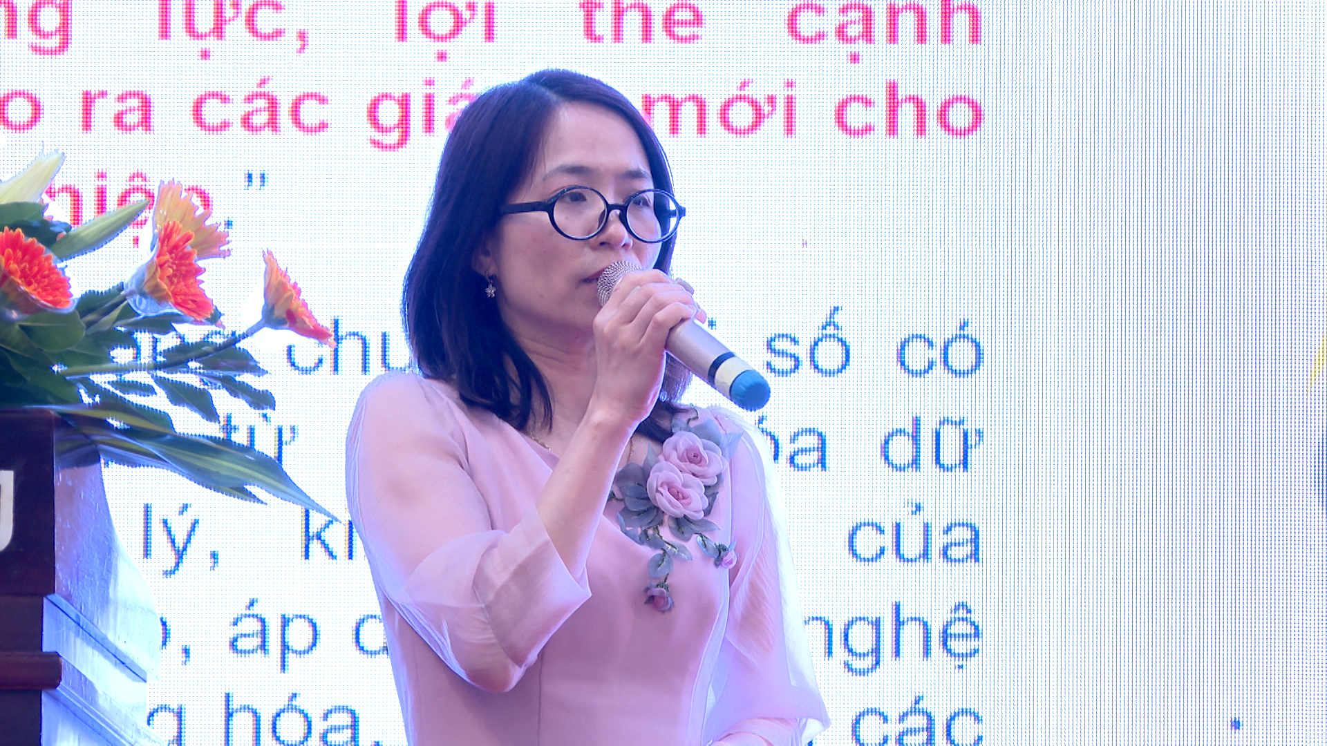 Bà Bùi Thu Thủy, Phó Cục trưởng Cục Phát triển doanh nghiệp, Bộ Kế hoạch và Đầu tư chia sẻ về Chương trình Hỗ trợ doanh nghiệp chuyển đổi số giai đoạn 2021-2025 của Bộ Kế hoạch và Đầu tư.