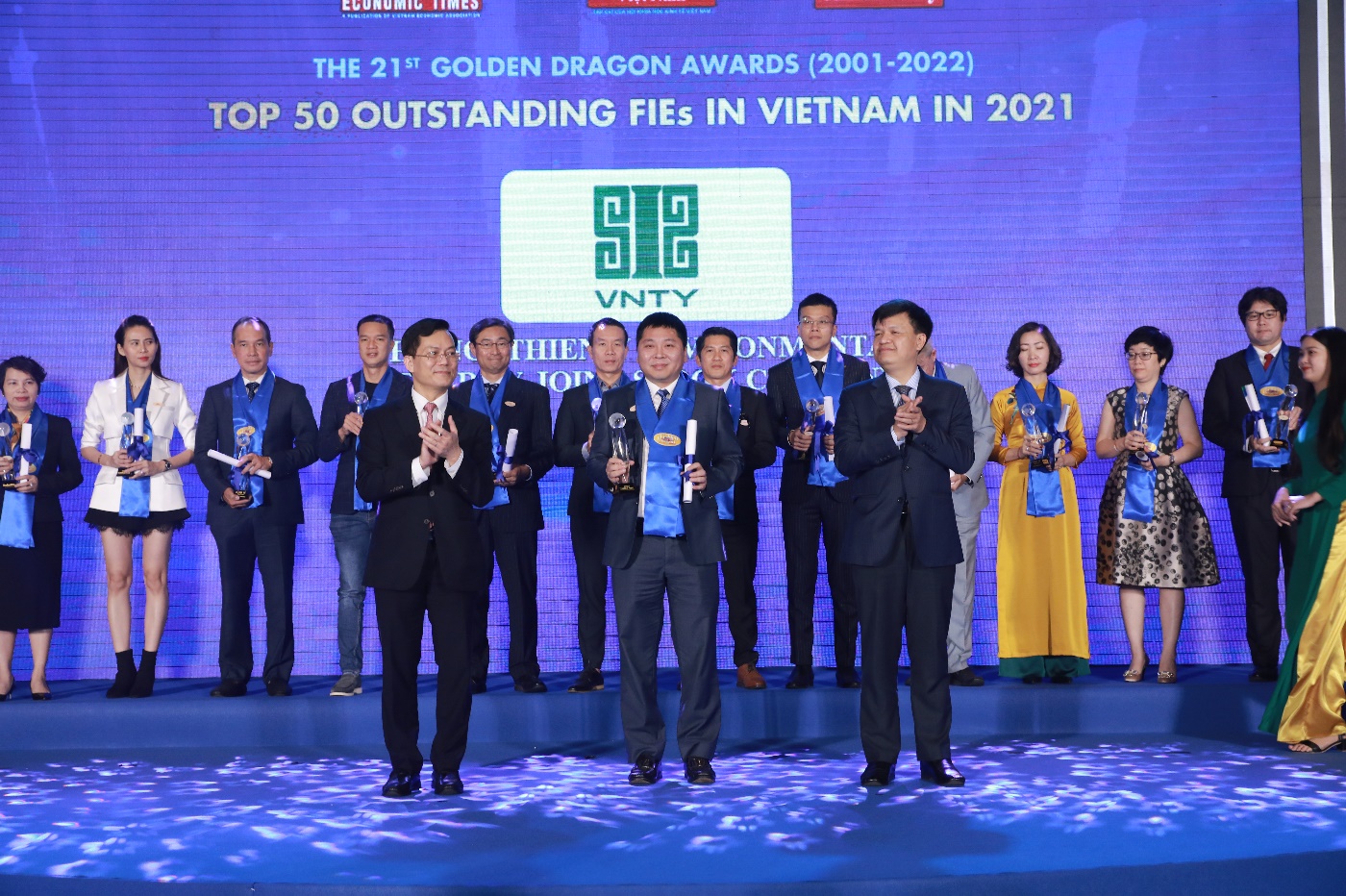 Ông Hà Kim Ngọc - Thứ trưởng Bộ Ngoại Giao và Ông Tạ Đình Thi - Phó chủ nhiệm Uỷ Ban Khoa học Công nghệ và Môi trường Quốc hội trao tặng cúp và chứng nhận Rồng Vàng cho Ông Li Ai Jun - Tổng giám đốc Công ty Cổ phần Năng lượng Môi trường Thiên Ý Hà Nội.