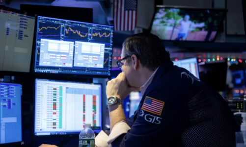 Nasdaq tụt điểm vì cú giảm 35% của cổ phiếu Netflix, giá dầu giằng co