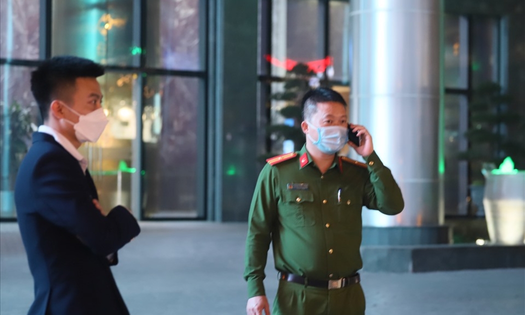 Cơ quan công an khám xét nhà bị can Trịnh Văn Quyết - Ảnh: Lao động.