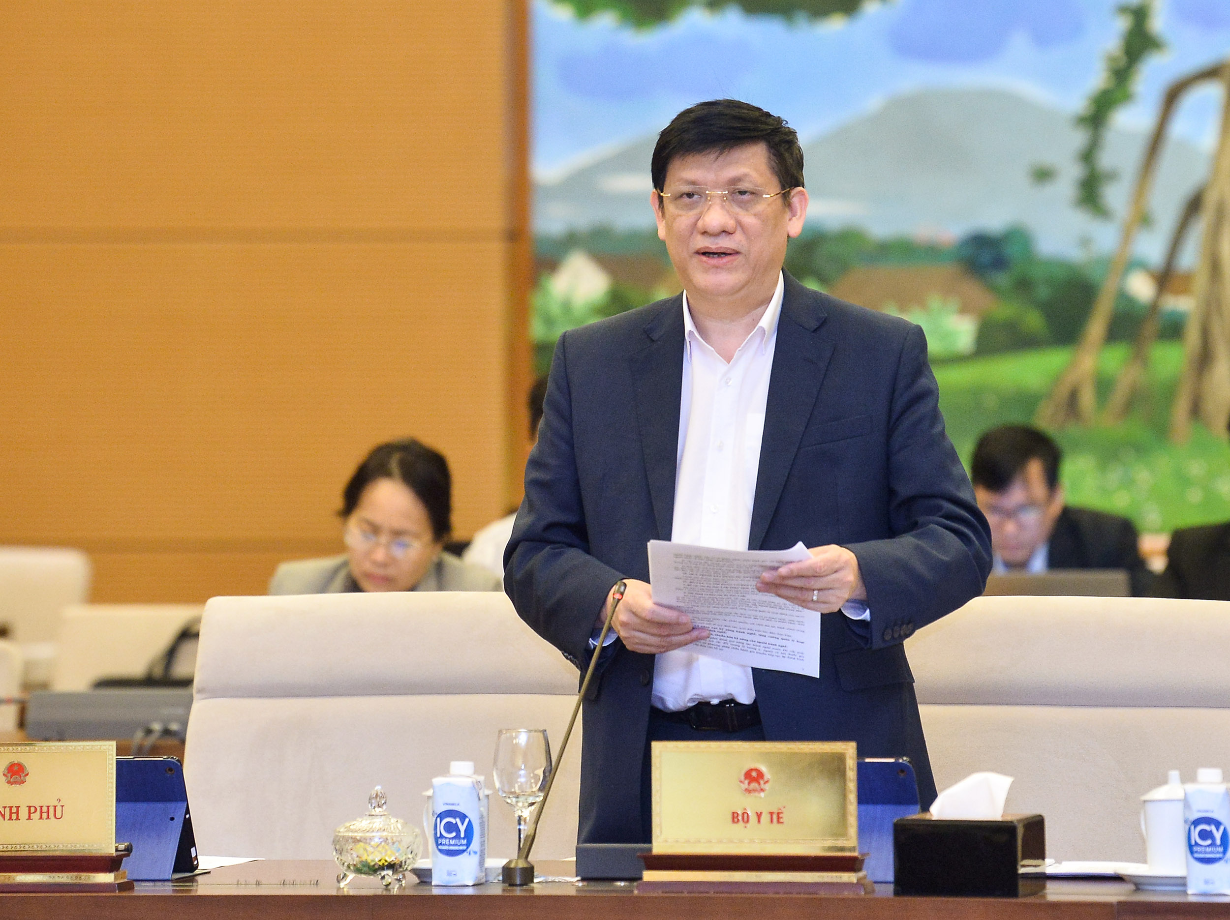 Bộ trưởng Y tế Nguyễn Thanh Long báo cáo tại phiên họp - Ảnh: Quochoi.vn