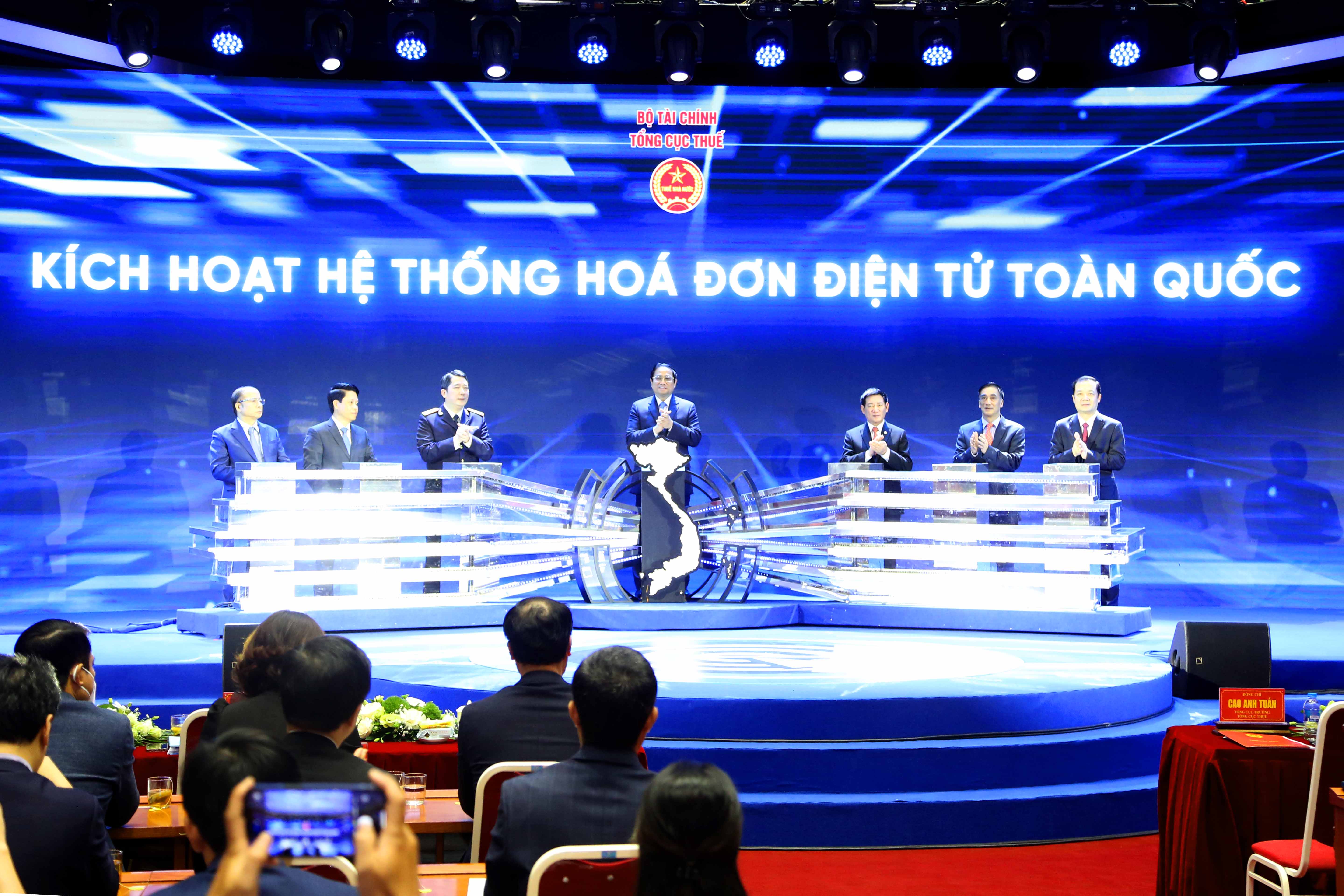 Thủ tướng và các đại biểu kích hoạt hệ thống hoá đơn điện tử toàn quốc.