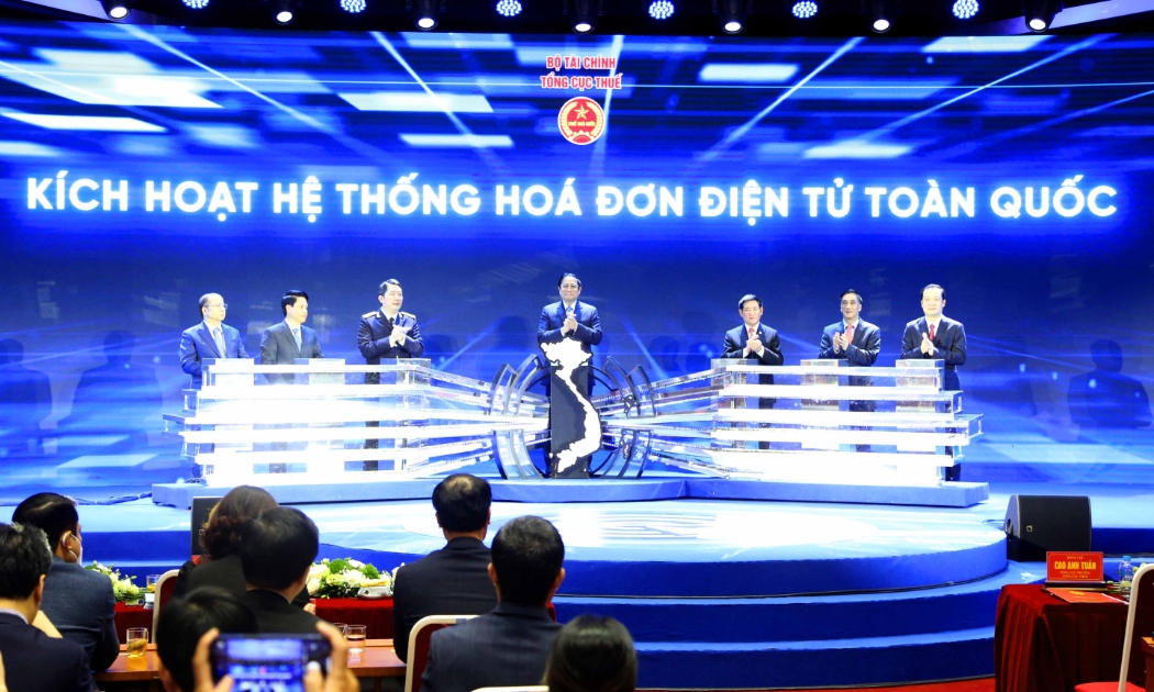 Thủ tướng và các đại biểu kích hoạt hệ thống hoá đơn điện tử toàn quốc.