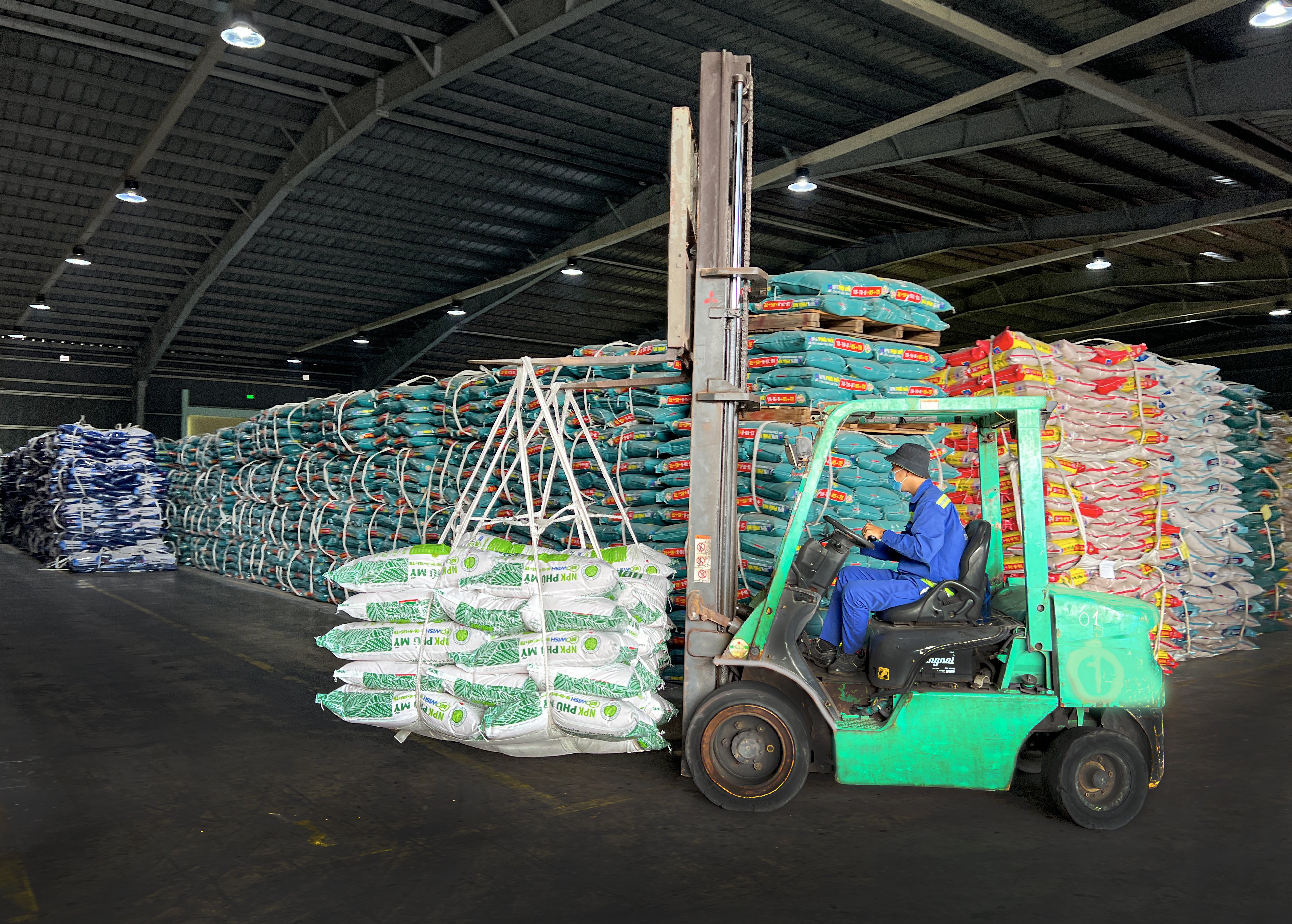 Đưa sản phẩm NPK Ph&uacute; Mỹ - vi sinh ra thị trường.