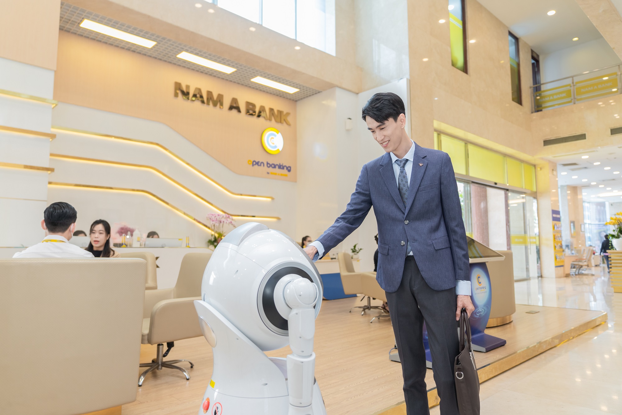 Khách hàng trải nghiệm Robot OPBA tại Nam A Bank.
