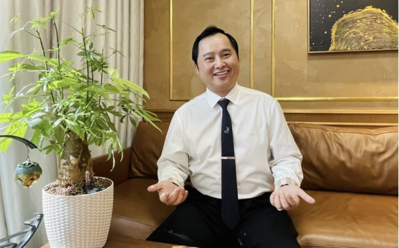 Bị can Đỗ Thành Nhân, Chủ tịch Công ty Cổ phần Louis Holdings, thành viên Hội đồng quản trị Công ty Cổ phần Louis Capital, Công ty Cổ phần Louis Land, vừa bị bắt vì tội thao túng chứng khoán. 