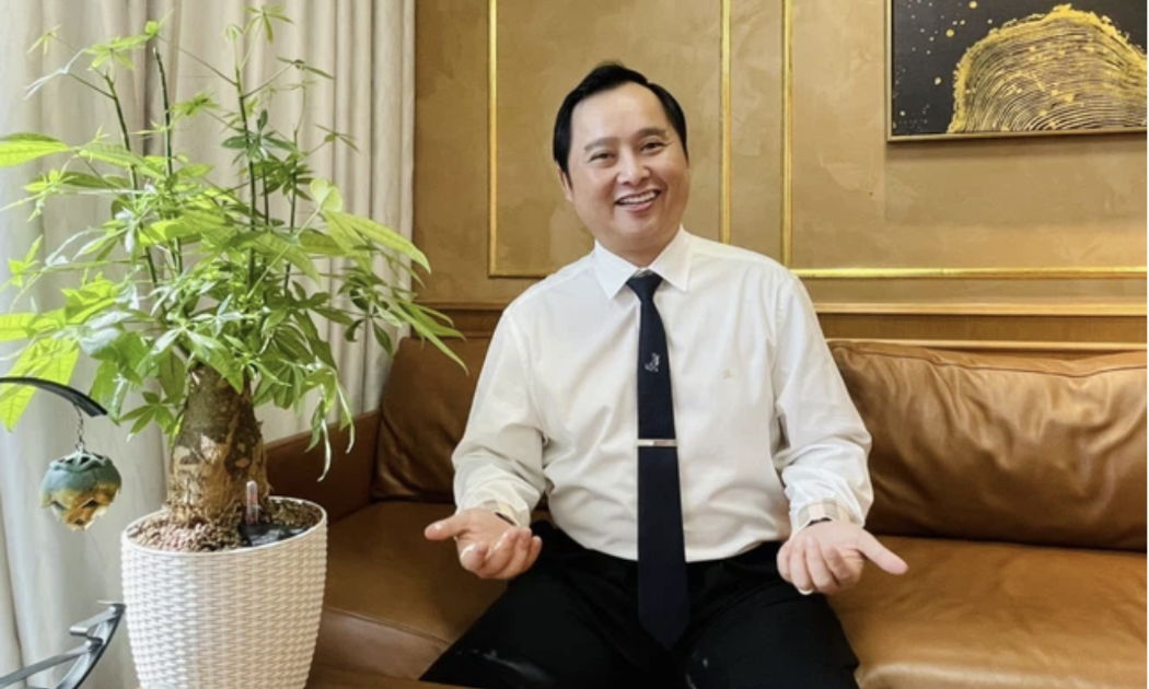 Bị can Đỗ Thành Nhân, Chủ tịch Công ty Cổ phần Louis Holdings, thành viên Hội đồng quản trị Công ty Cổ phần Louis Capital, Công ty Cổ phần Louis Land, vừa bị bắt vì tội thao túng chứng khoán.