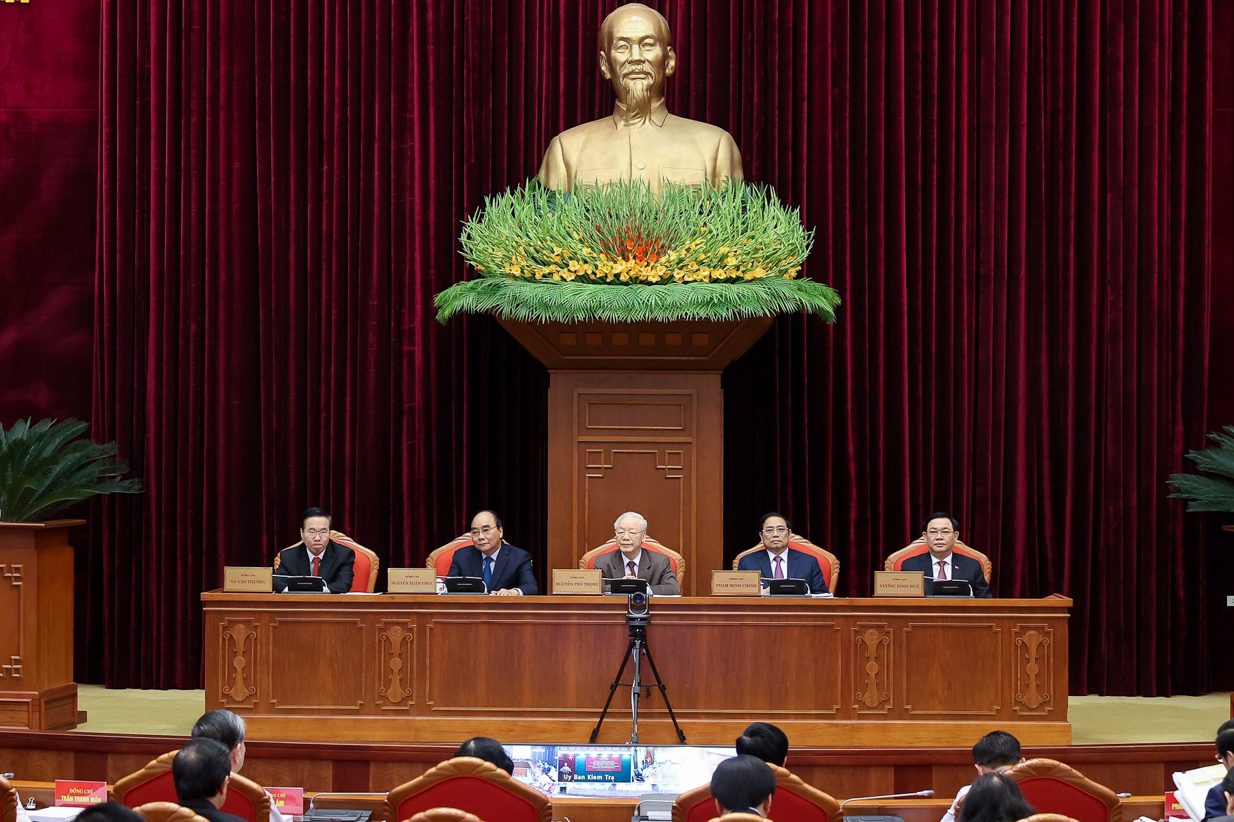 Tổng B&iacute; thư Nguyễn Ph&uacute; Trọng, Chủ tịch nước Nguyễn Xu&acirc;n Ph&uacute;c, Thủ tướng Ch&iacute;nh phủ Phạm Minh Ch&iacute;nh, Chủ tịch Quốc hội Vương Đ&igrave;nh Huệ, Thường trực Ban B&iacute; thư V&otilde; Văn Thưởng đồng chủ tr&igrave; hội nghị - Ảnh: VGP