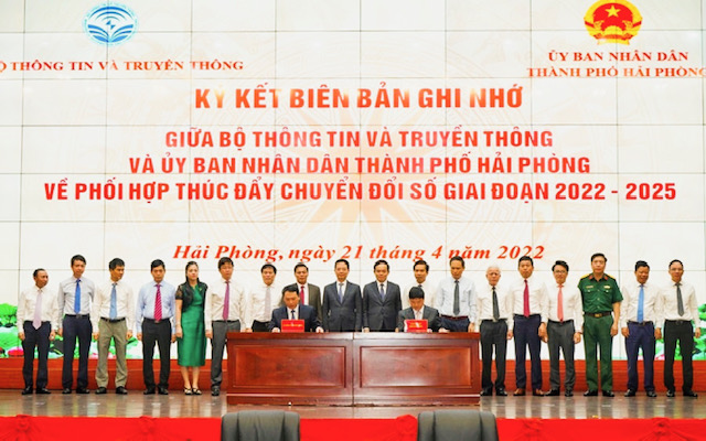 Lễ ký kết Biên bản ghi nhớ về phối hợp thúc đẩy chuyển đổi số giai đoạn 2022 - 2025 giữa Bộ Thông tin và Truyền thông và Ủy ban nhân dân thành phố Hải Phòng diễn ra ngày 21/4.