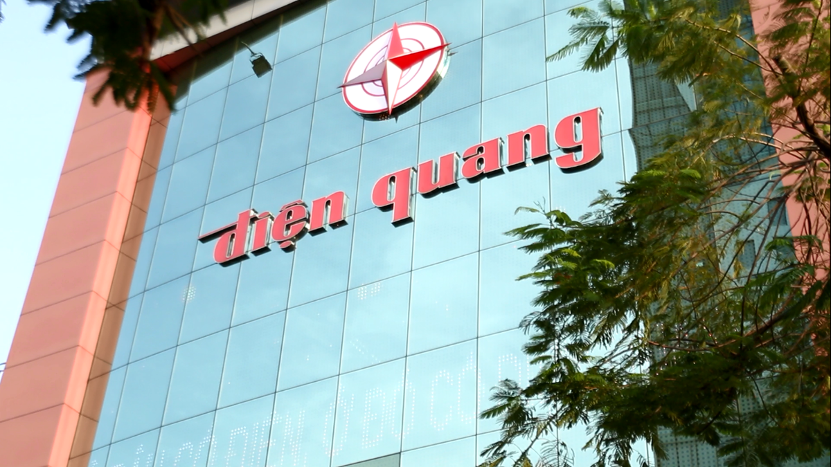Công an bắt quả tang Công ty bóng đen Điện Quang xả trộm chất thải nguy hại ra môi trường.