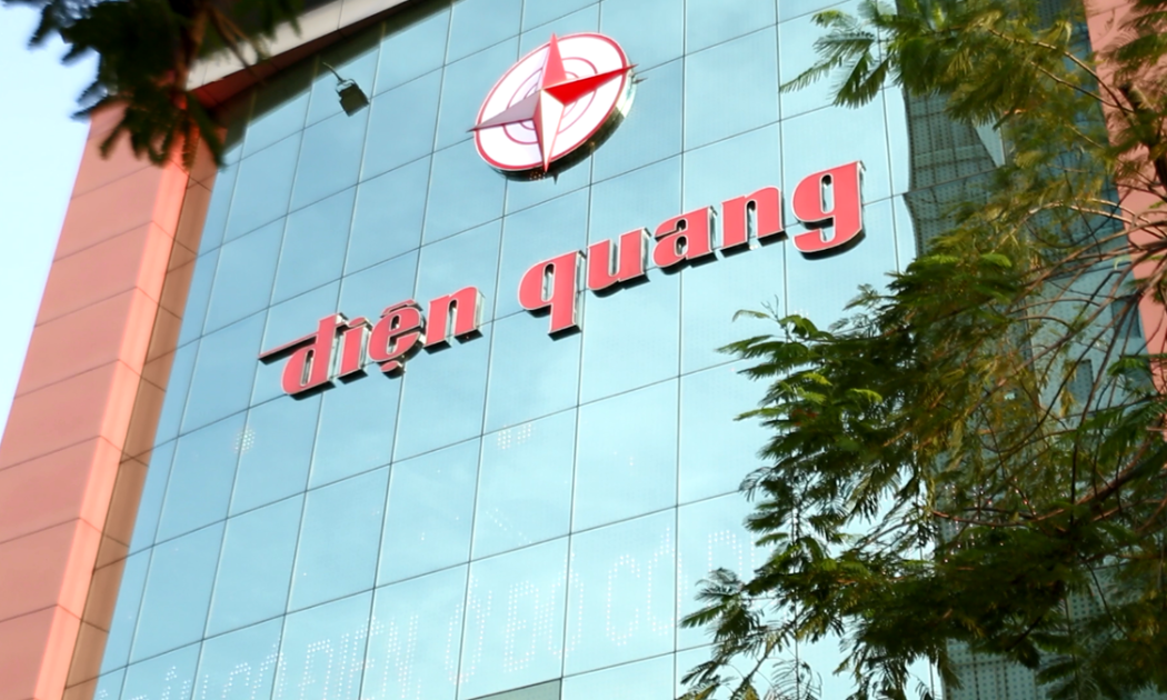 Công an bắt quả tang Công ty bóng đen Điện Quang xả trộm chất thải nguy hại ra môi trường.