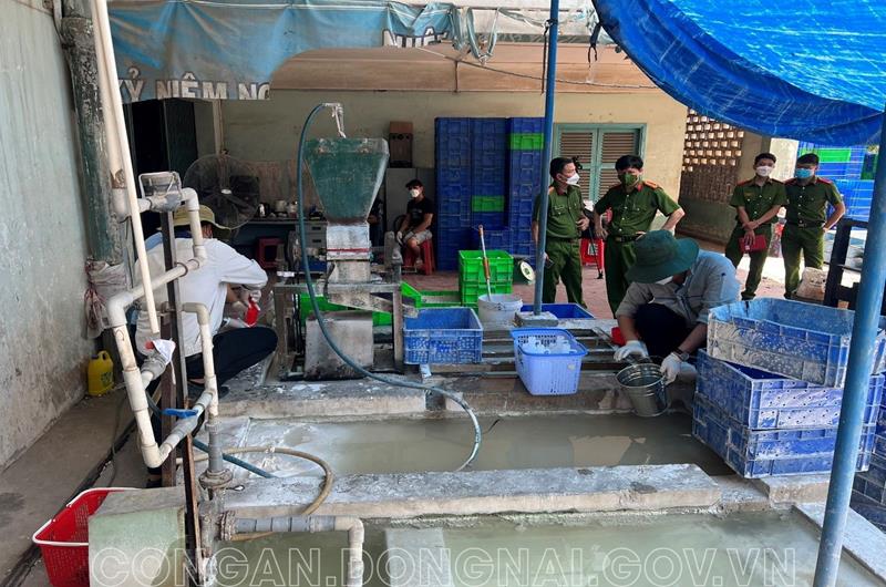 Lực lượng Phòng Cảnh sát Môi trường, Công an tỉnh Đồng Nai chủ trì, phối hợp với các cơ quan chức năng bắt quả tang công nhân Xí nghiệp Đèn ống, Công ty cổ phần Bóng đèn Điện Quang tiêu hủy chất thải nguy hại không đúng quy định..