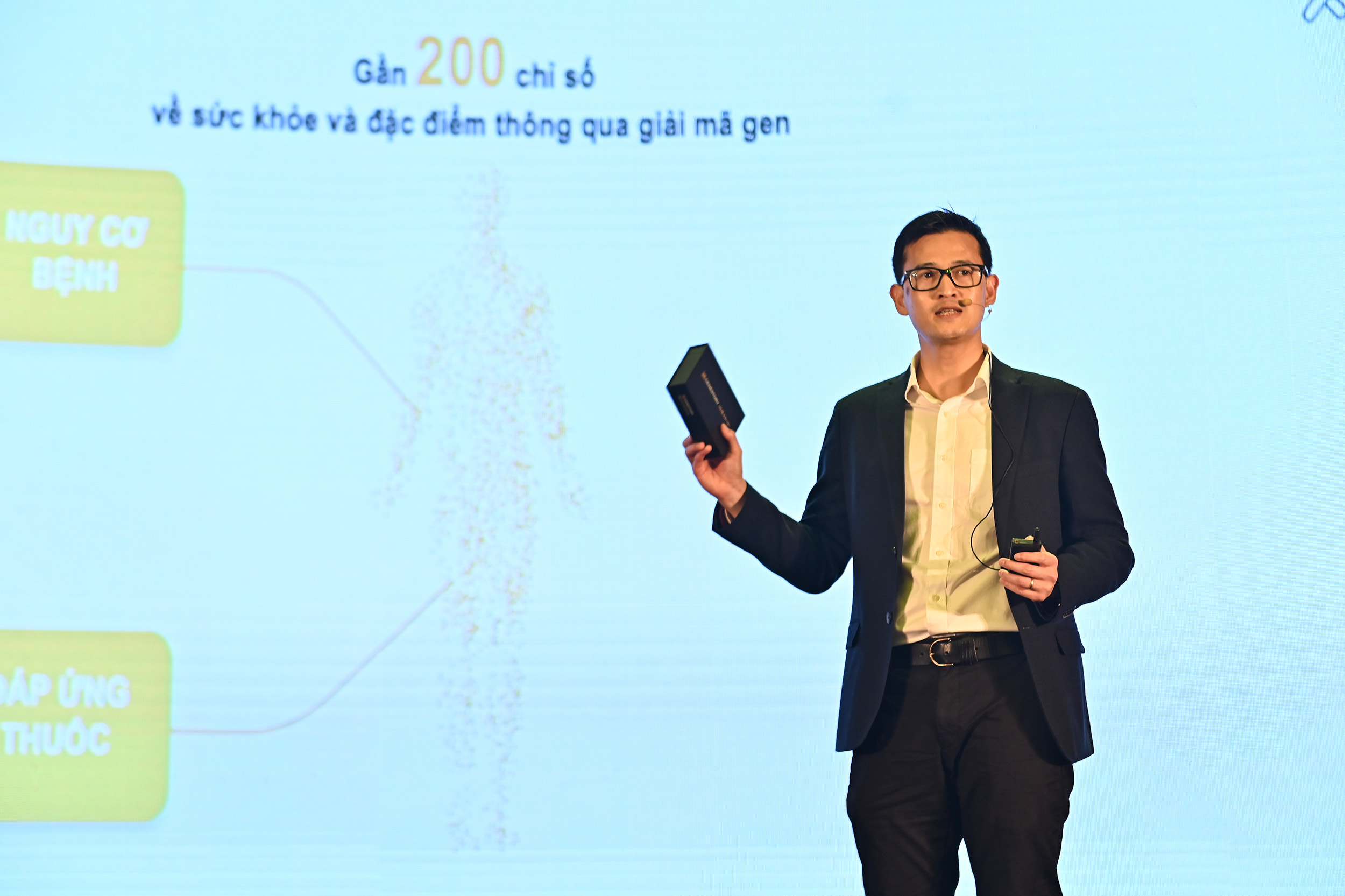 GeneStory l&agrave; sản phẩm giải m&atilde; gen thế hệ mới nhất, gi&uacute;p cung cấp ch&iacute;nh x&aacute;c v&agrave; to&agrave;n diện c&aacute;c chỉ số về khả năng đ&aacute;p ứng thuốc, nguy cơ bệnh l&yacute;, thể chất, dinh dưỡng, cũng như yếu tố di truyền.