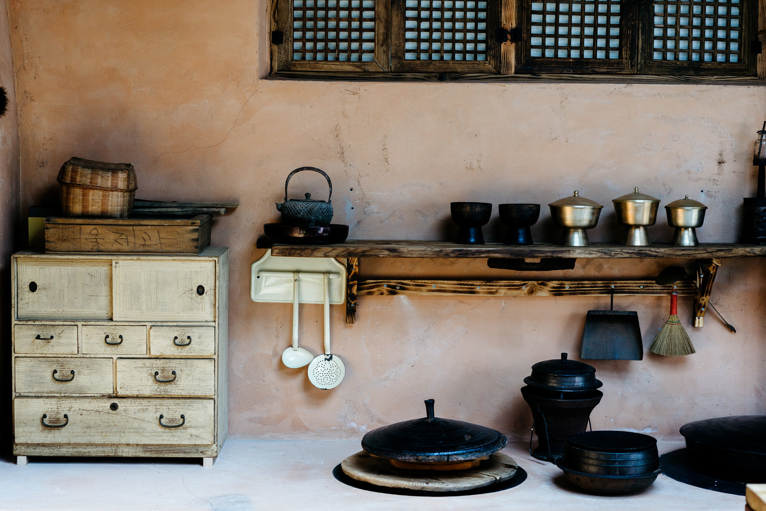 Nơi ẩn cư v&agrave; gian bếp của b&agrave;&nbsp;Jeong Kwan tại&nbsp;đền Baekyangsa, c&aacute;ch thủ đ&ocirc; Seoul 270 km về ph&iacute;a nam.