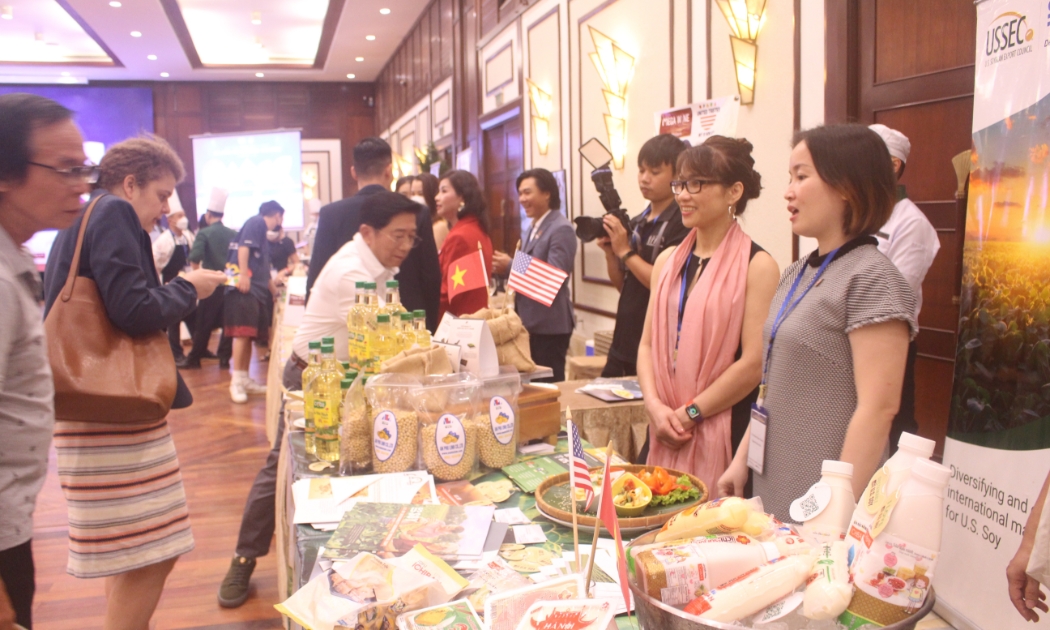 Khách tham quan triển lãm hàng nông sản