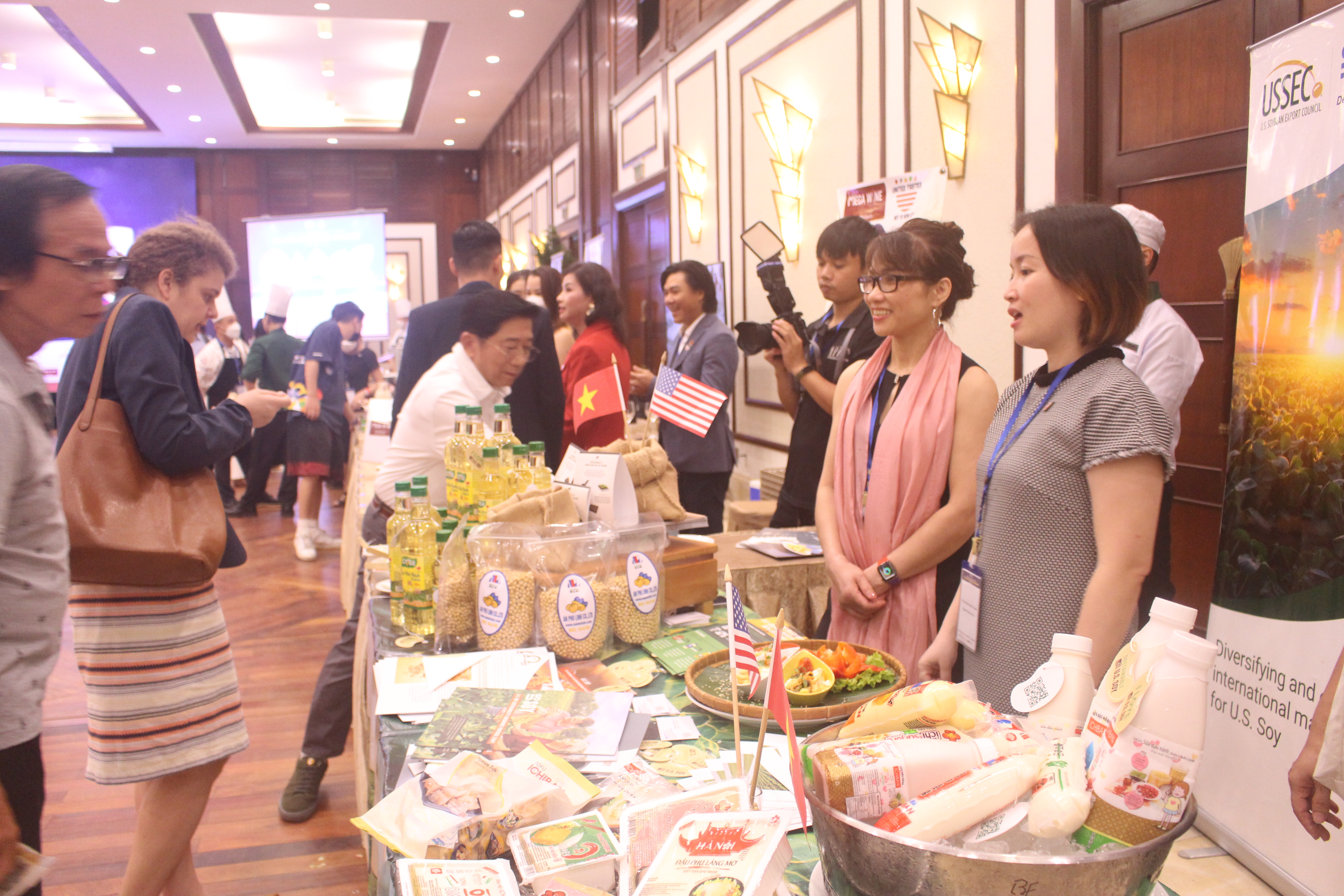 Khách tham quan triển lãm hàng nông sản