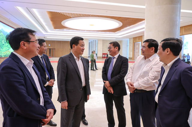 Phó Thủ tướng Lê Minh Khái trao đổi với các đại biểu. Ảnh VGP/Nhật Bắc
