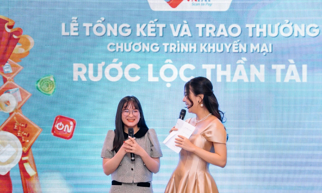 Nữ nhân viên ngân hàng chia sẻ niềm vui tại Lễ trao thưởng “Rước Lộc Thần Tài” vừa qua.