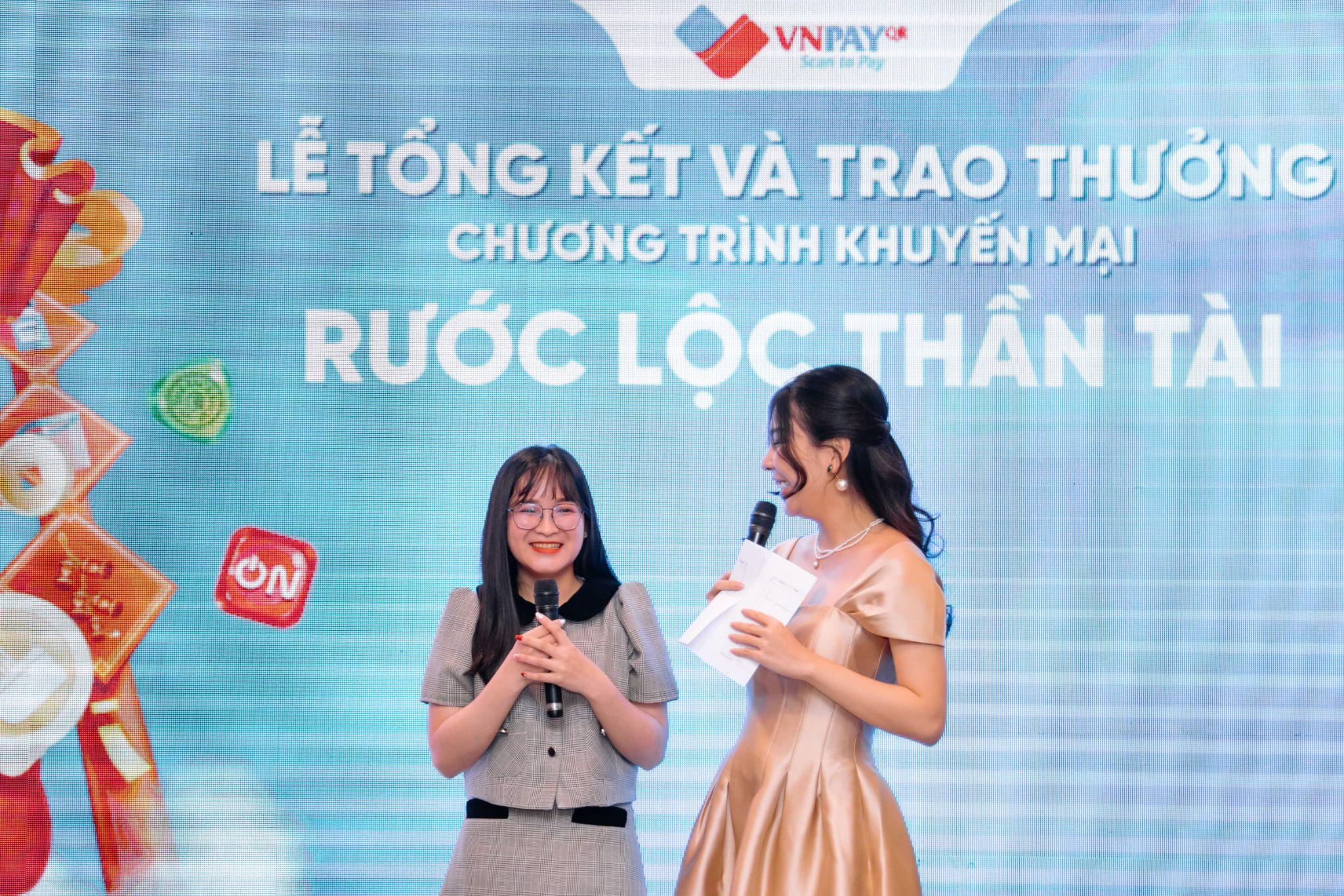 Nữ nhân viên ngân hàng chia sẻ niềm vui tại Lễ trao thưởng “Rước Lộc Thần Tài” vừa qua.