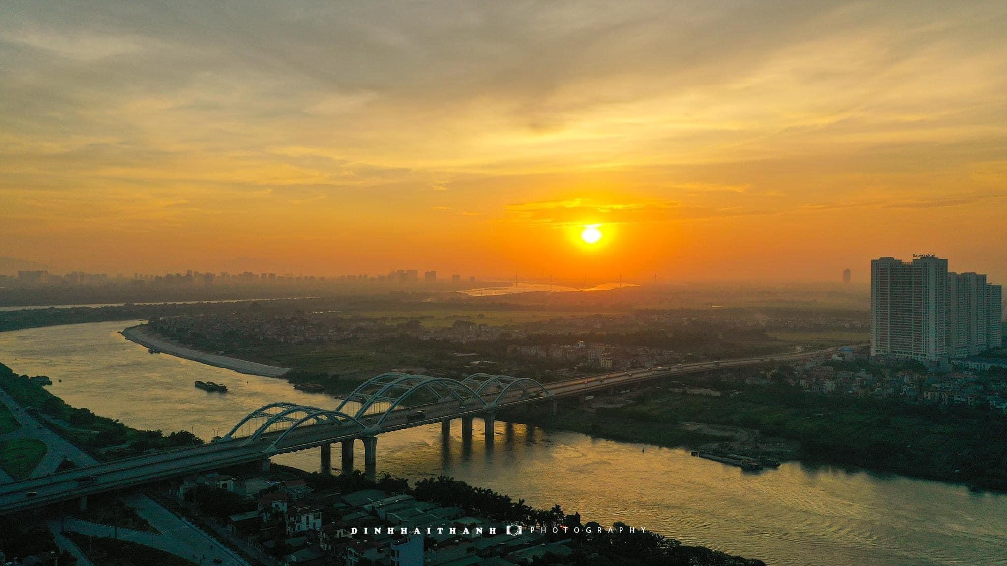 Cư d&acirc;n Eurowindow River Park c&oacute; đặc quyền ngắm b&igrave;nh minh v&agrave; ho&agrave;ng h&ocirc;n tr&ecirc;n s&ocirc;ng mỗi ng&agrave;y. Ảnh: Nhiếp ảnh gia Đinh Hải Th&agrave;nh