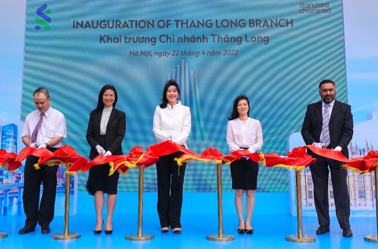 Đại diện Standard Chartered Vietnam cùng đại diện SBV và khách hàng cắt băng khai trương.