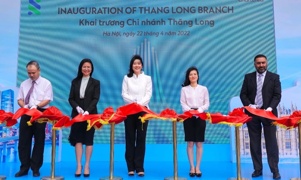 Đại diện Standard Chartered Vietnam cùng đại diện SBV và khách hàng cắt băng khai trương.