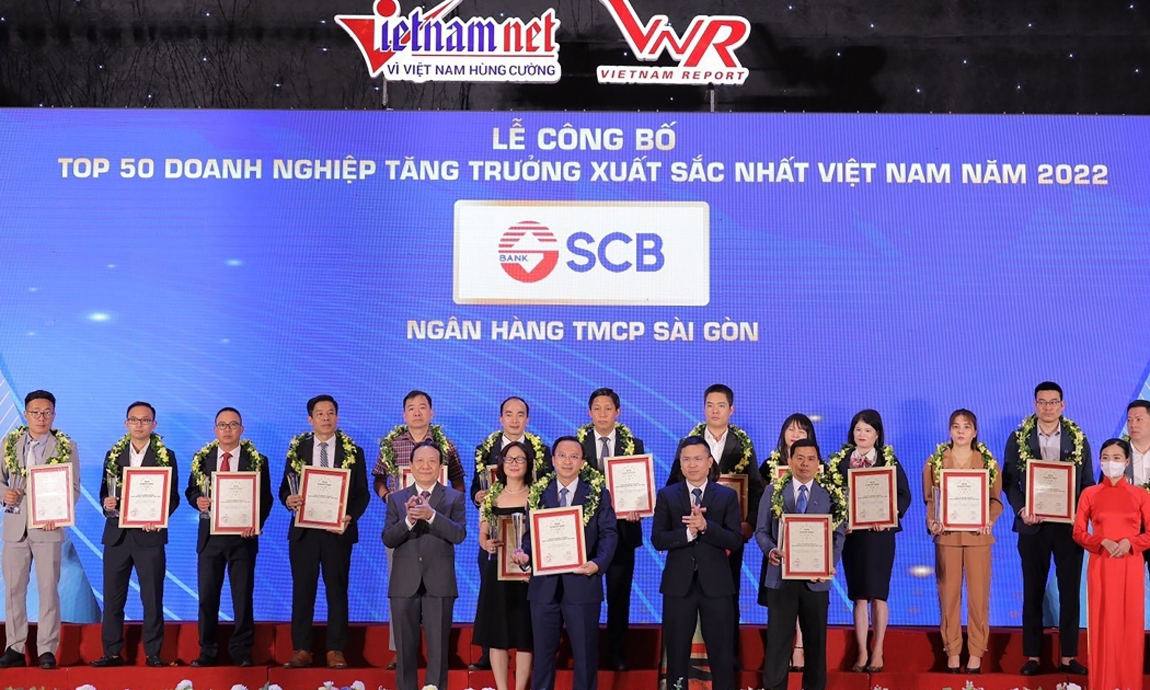 Ông Diệp Bảo Châu - Phó Tổng giám đốc SCB nhận giải thưởng Top 50 Doanh nghiệp tăng trưởng xuất sắc nhất Việt Nam năm 2022.