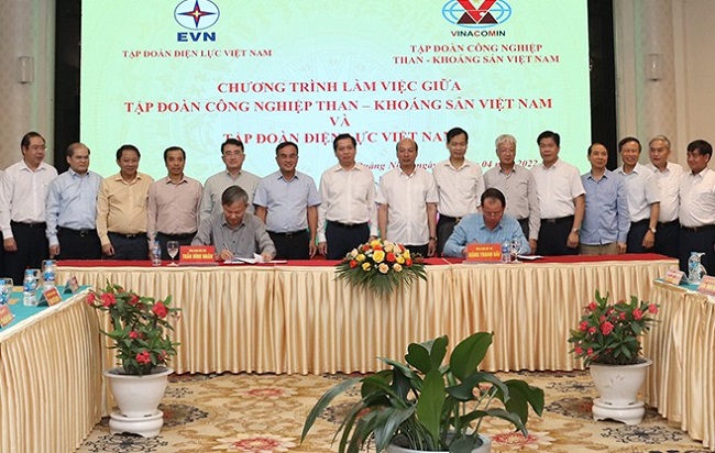 Lễ k&yacute; kết cung cấp than cho sản xuất điện giữa EVN v&agrave; TKV.