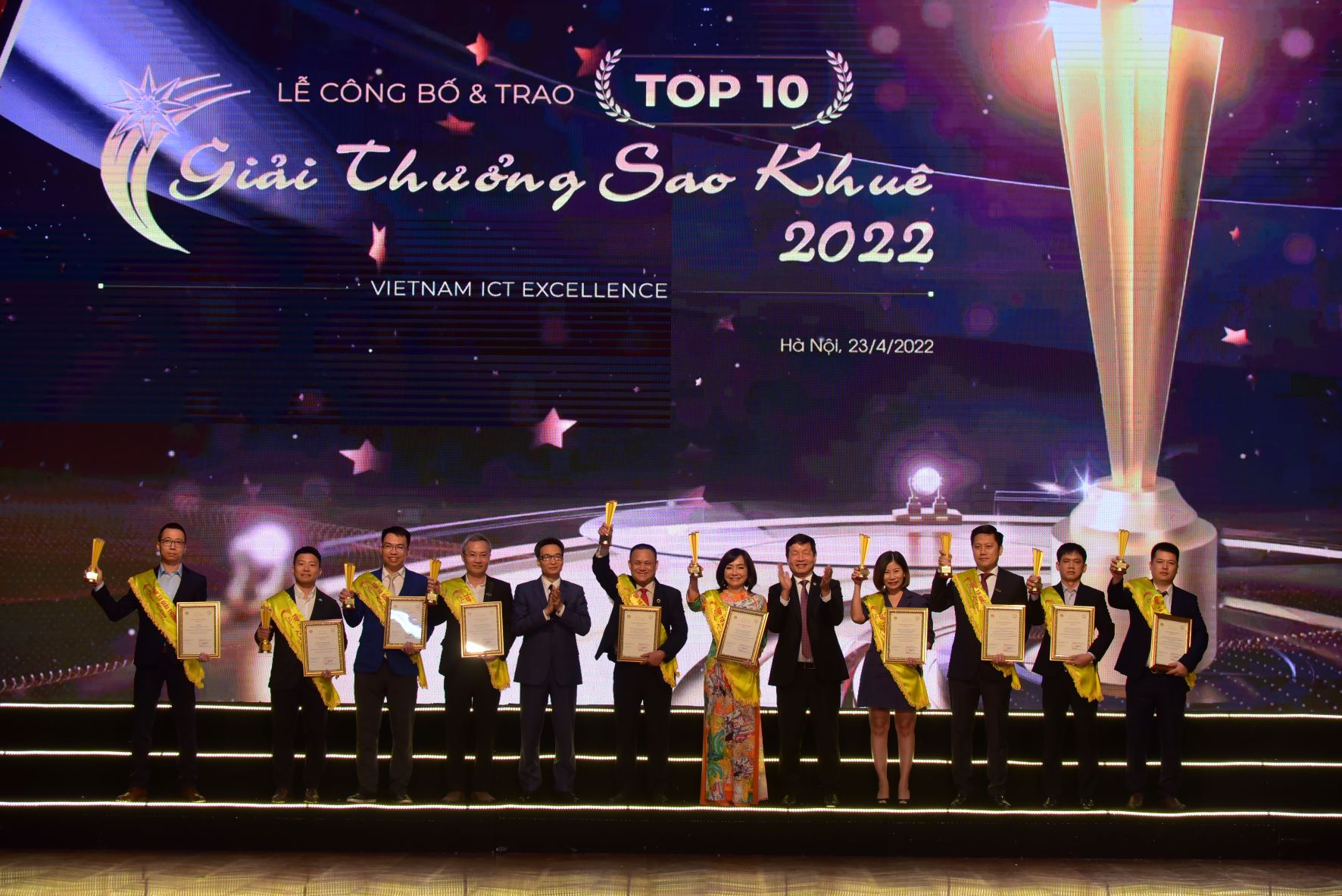 Phó Thủ tướng Vũ Đức Đam trao giải Top 10 Sao Khuê 2022