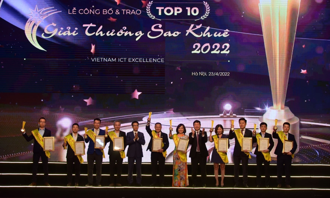 Phó Thủ tướng Vũ Đức Đam trao giải Top 10 Sao Khuê 2022