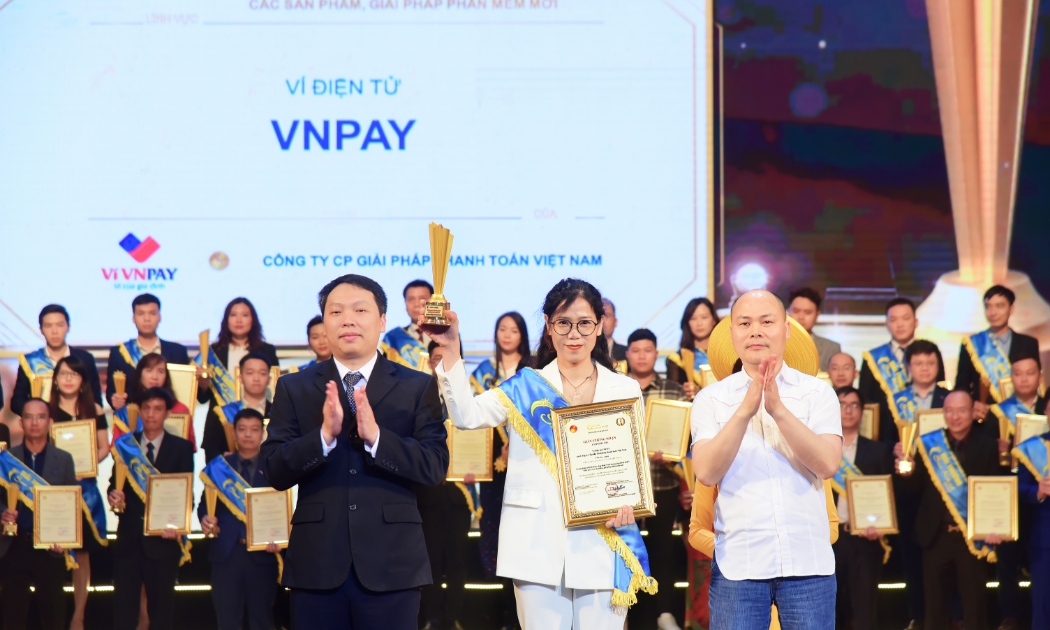 Bà Nguyễn Thị Thu Hương - Giám đốc Trung tâm Ví điện tử VNPAY nhận Giải thưởng Sao Khuê 2022.