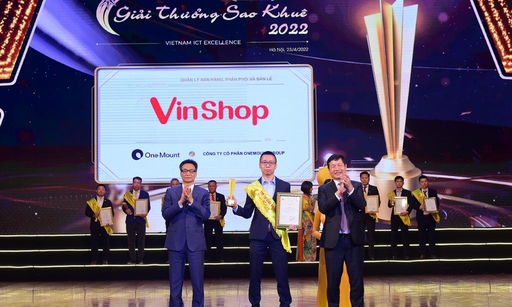 Đại diện VinShop nhận Giải thưởng cao nhất tại Sao Khuê 2022 từ Phó Thủ tướng Vũ Đức Đam và Chủ tịch VINASA Trương Gia Bình.