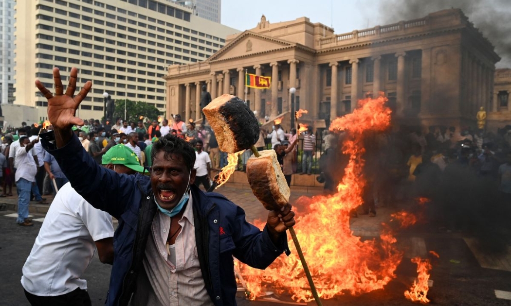 Biểu tình trong khủng hoảng nợ ở Sri Lanka - Ảnh: Bloomberg.